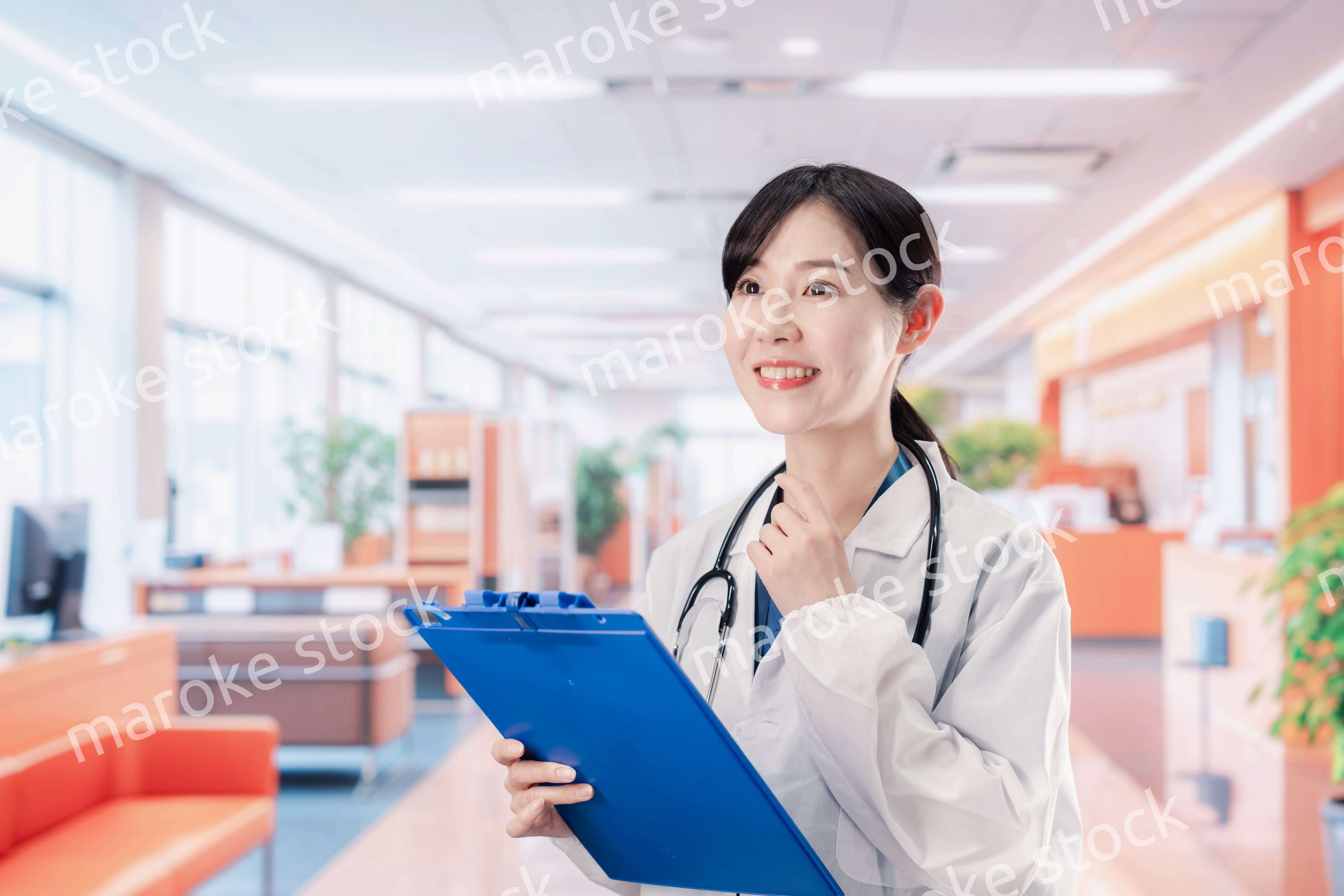 病院で勤務する笑顔の女性ドクター