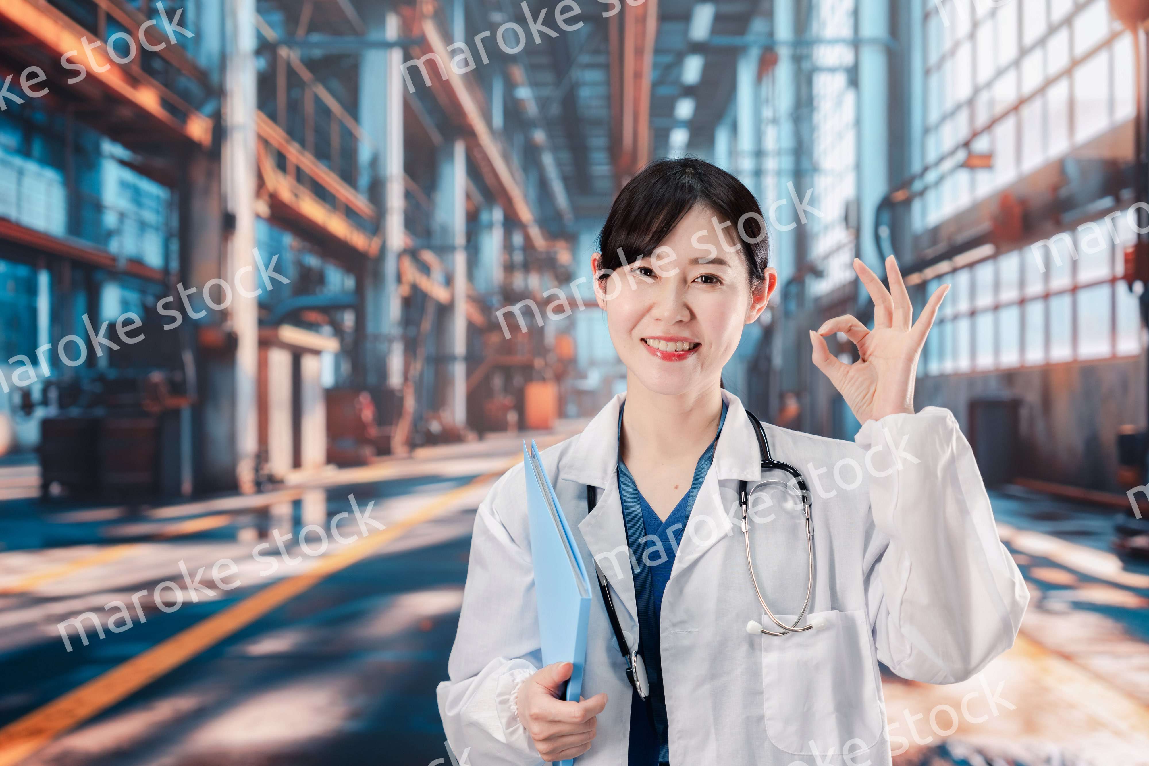 工場で働く産業医の女性