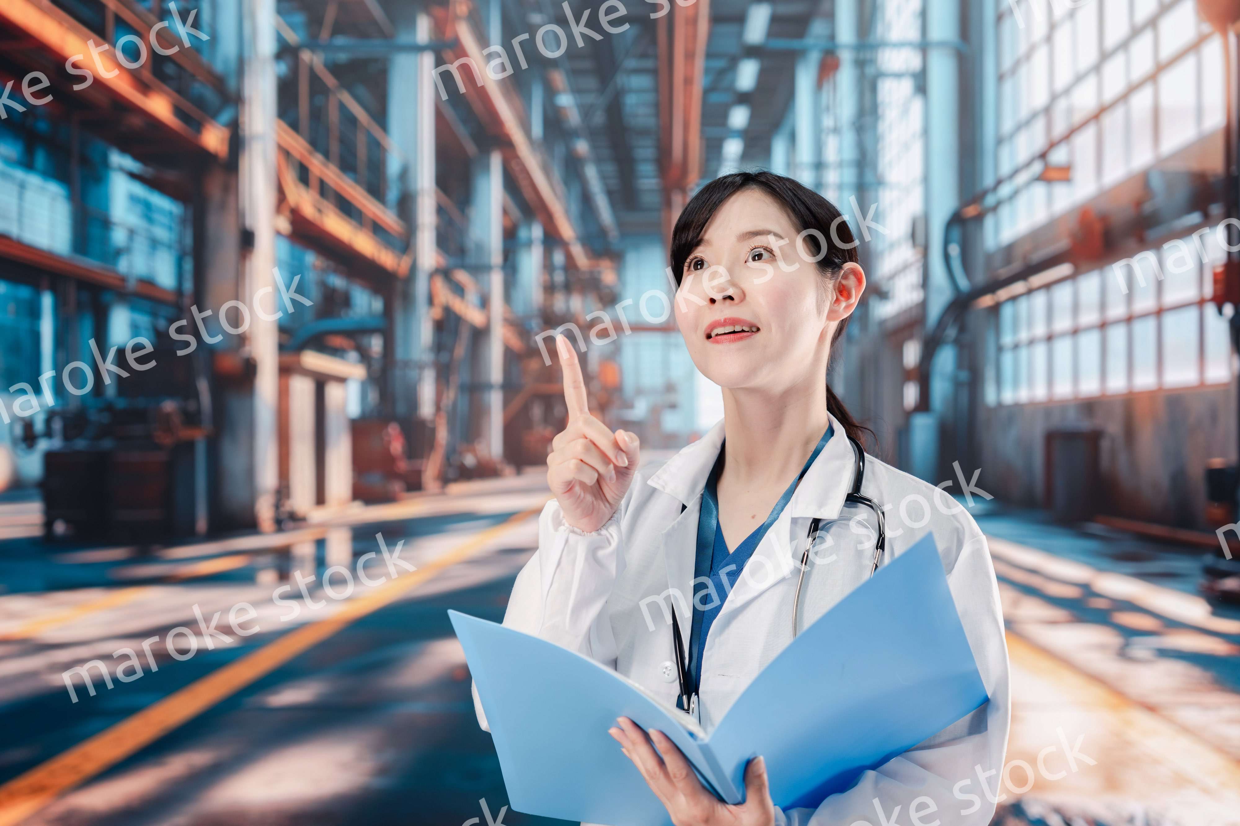 工場で働く産業医の女性