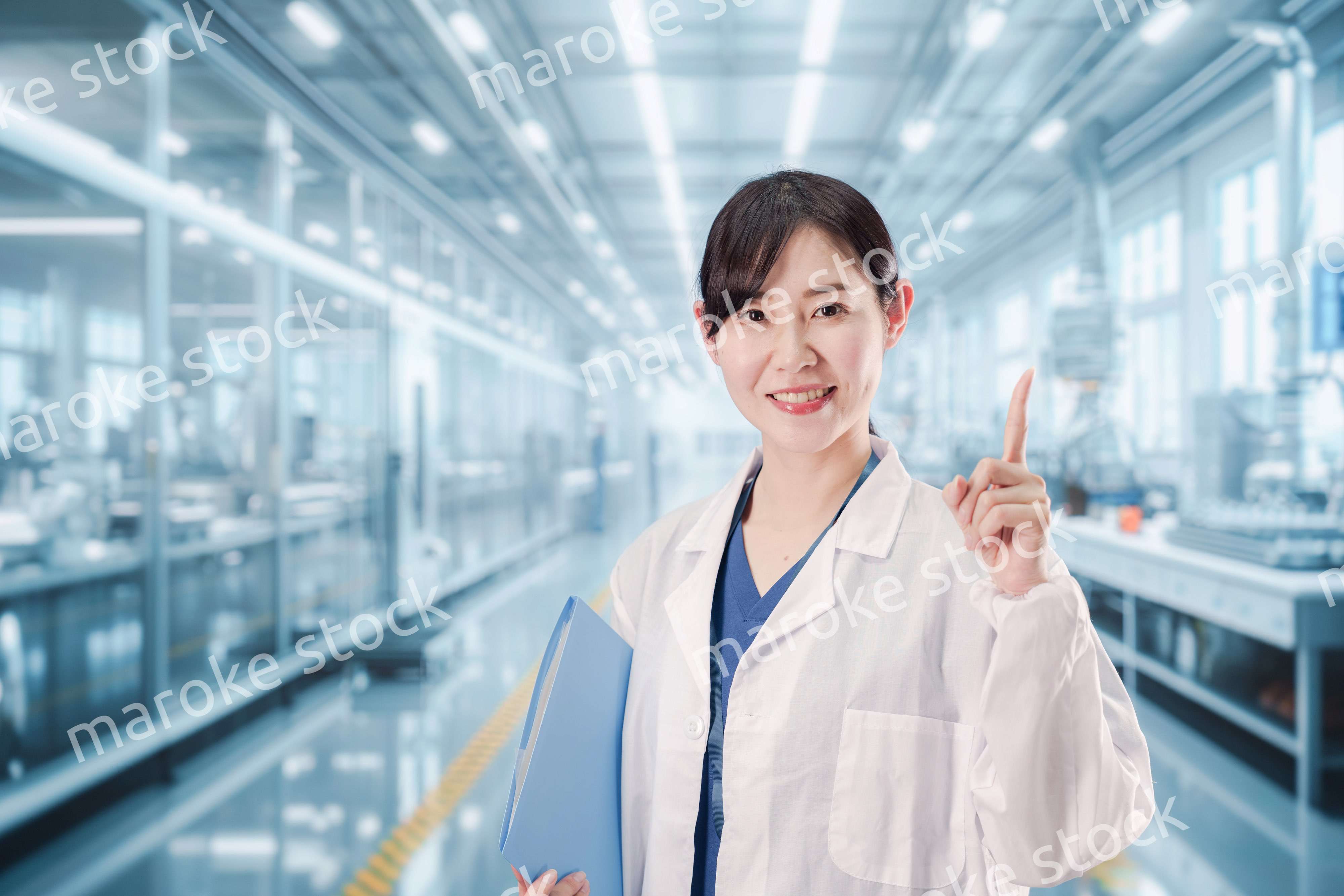 白衣で研究をする若い女性