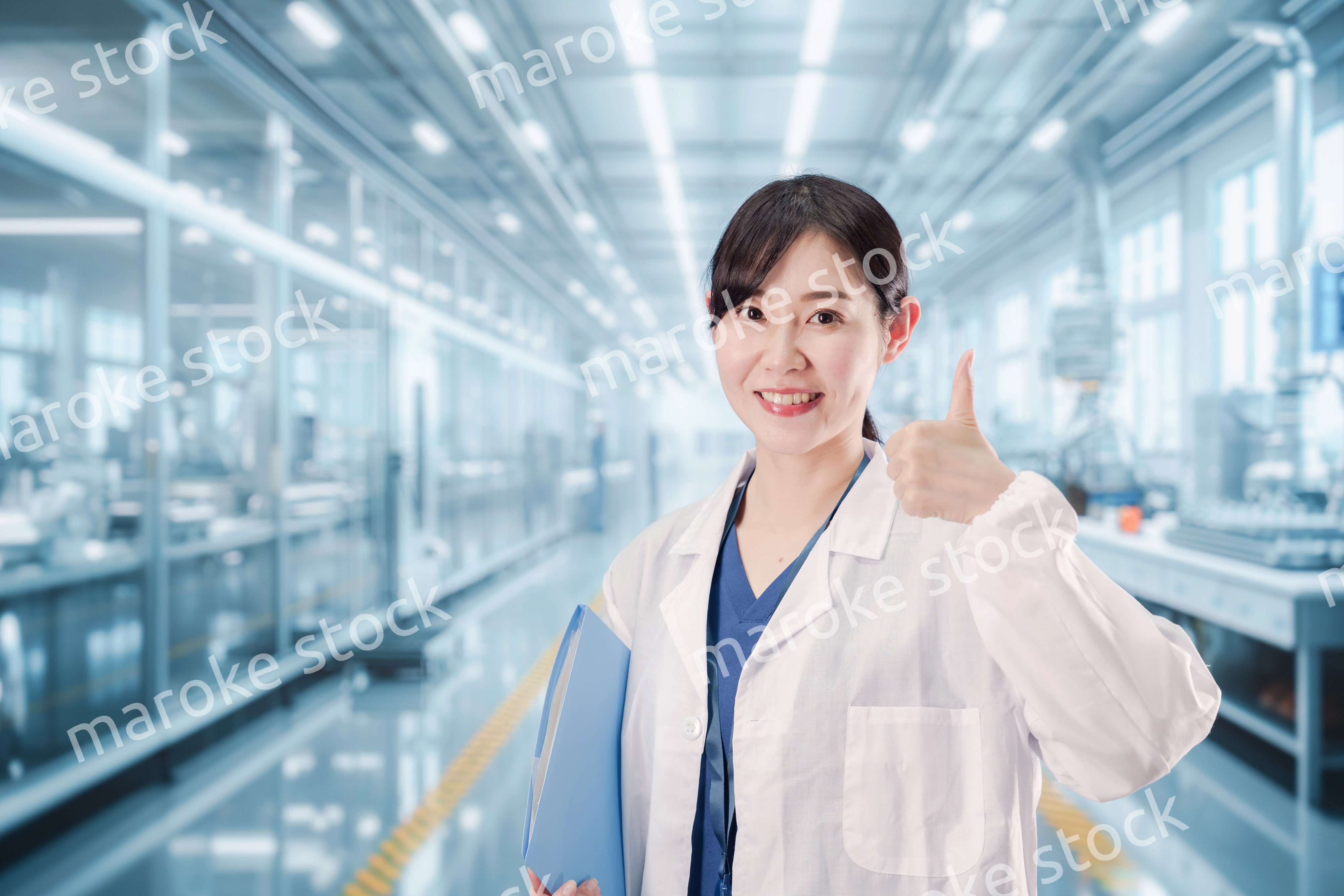 白衣で研究をする若い女性