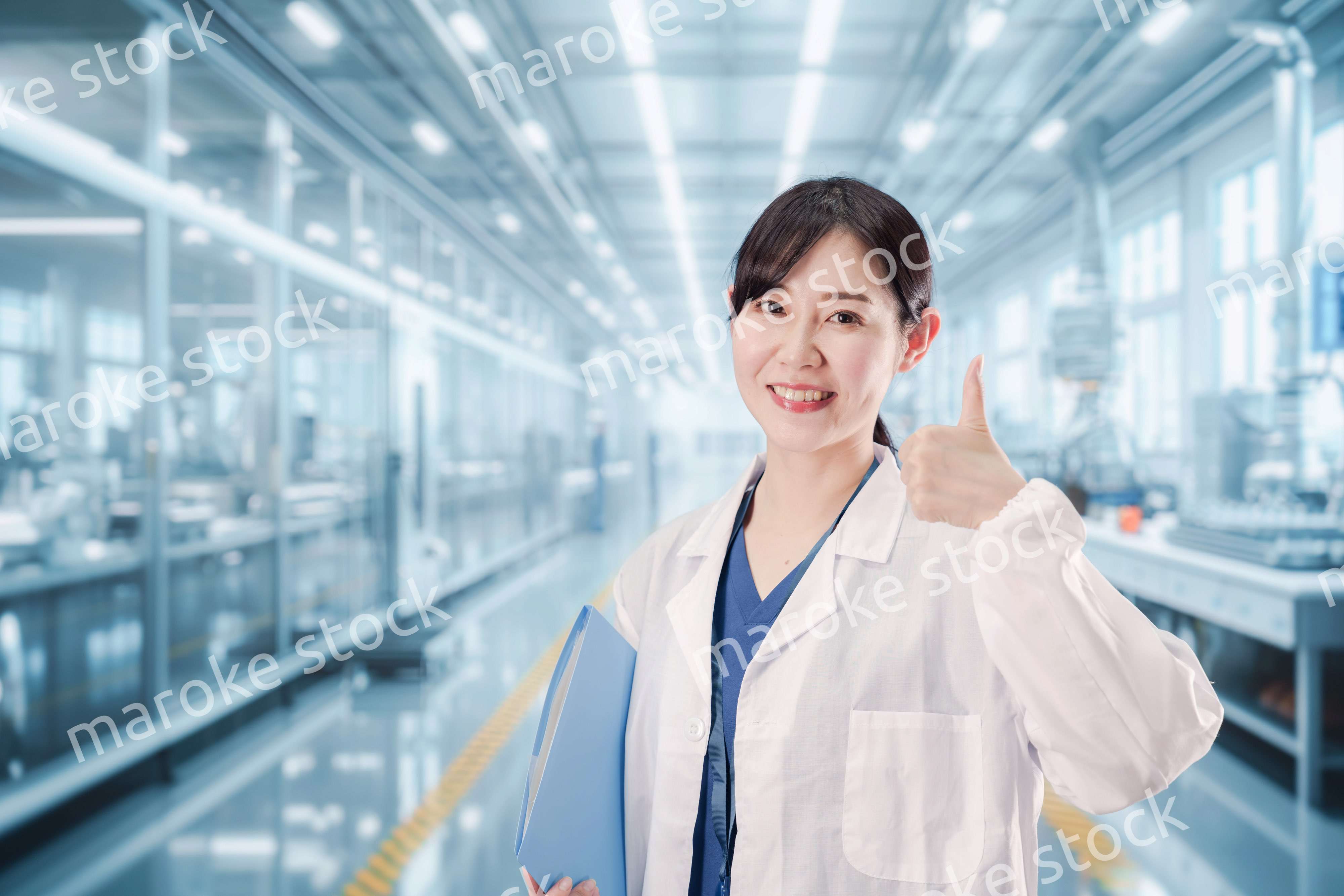 白衣で研究をする若い女性