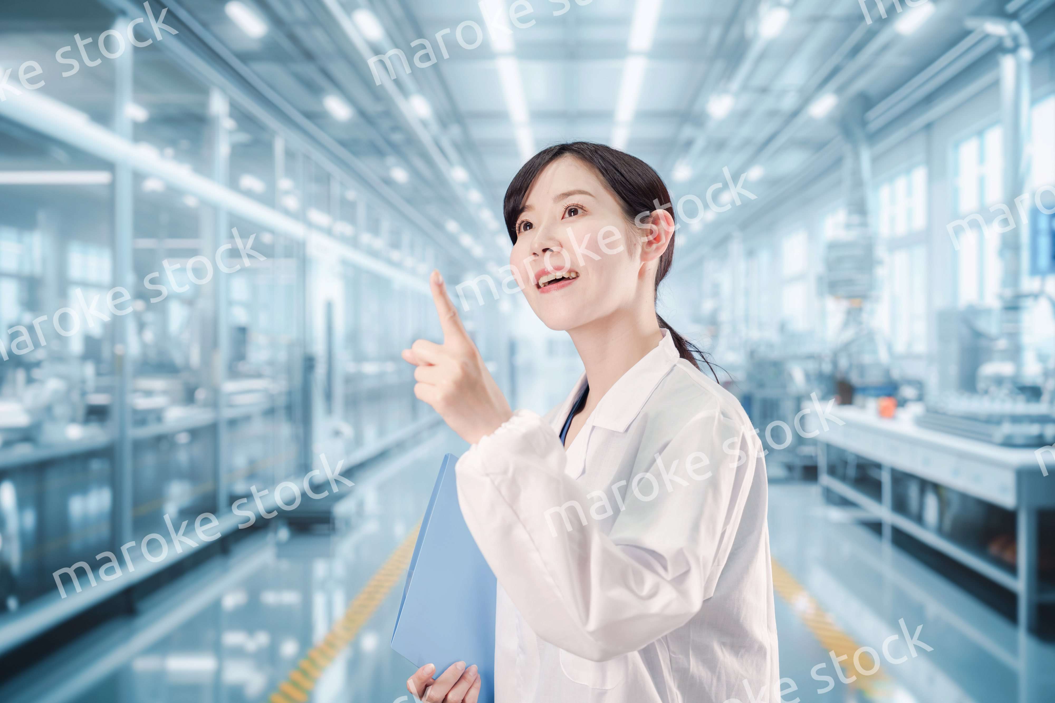 白衣で研究をする若い女性