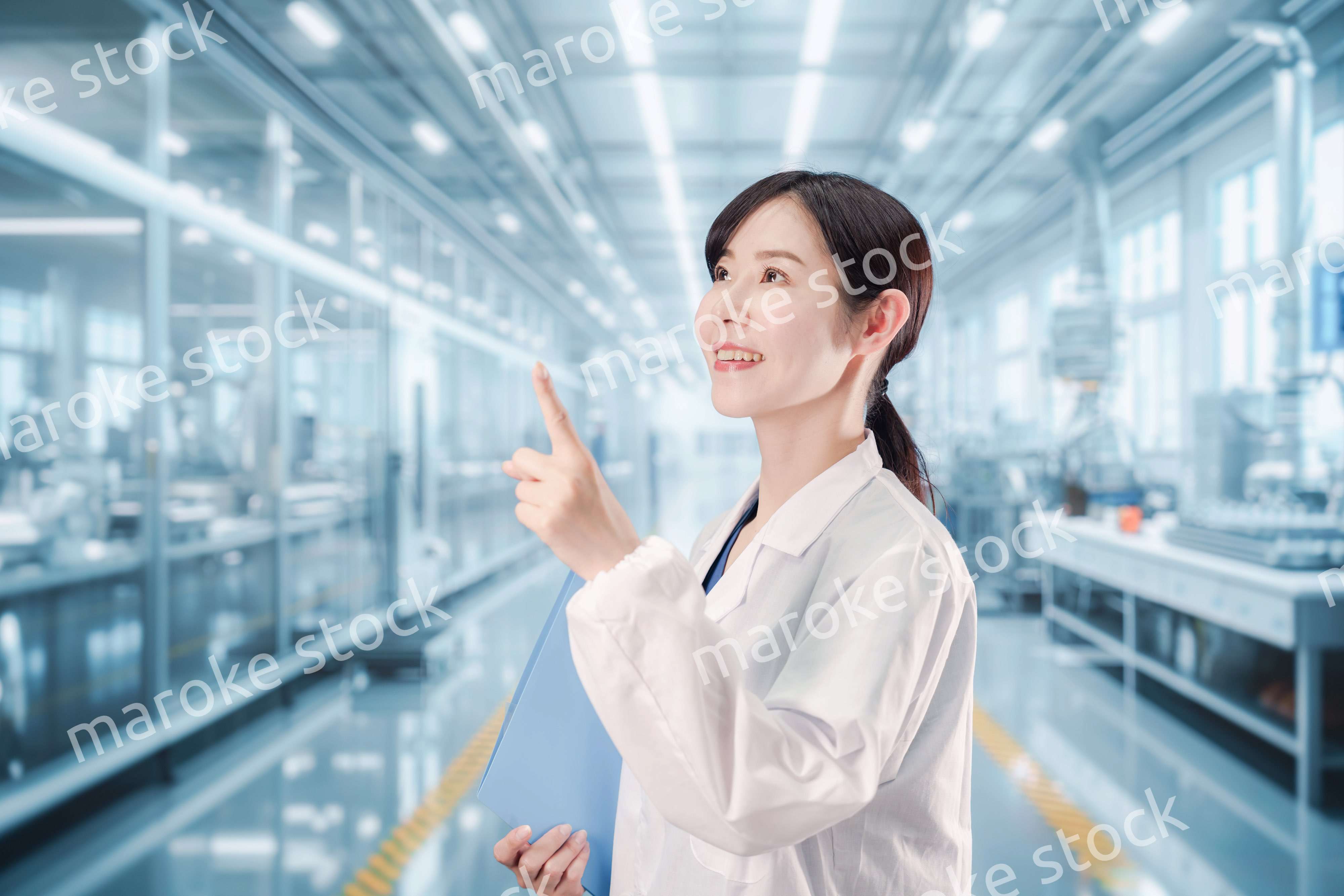 白衣で研究をする若い女性