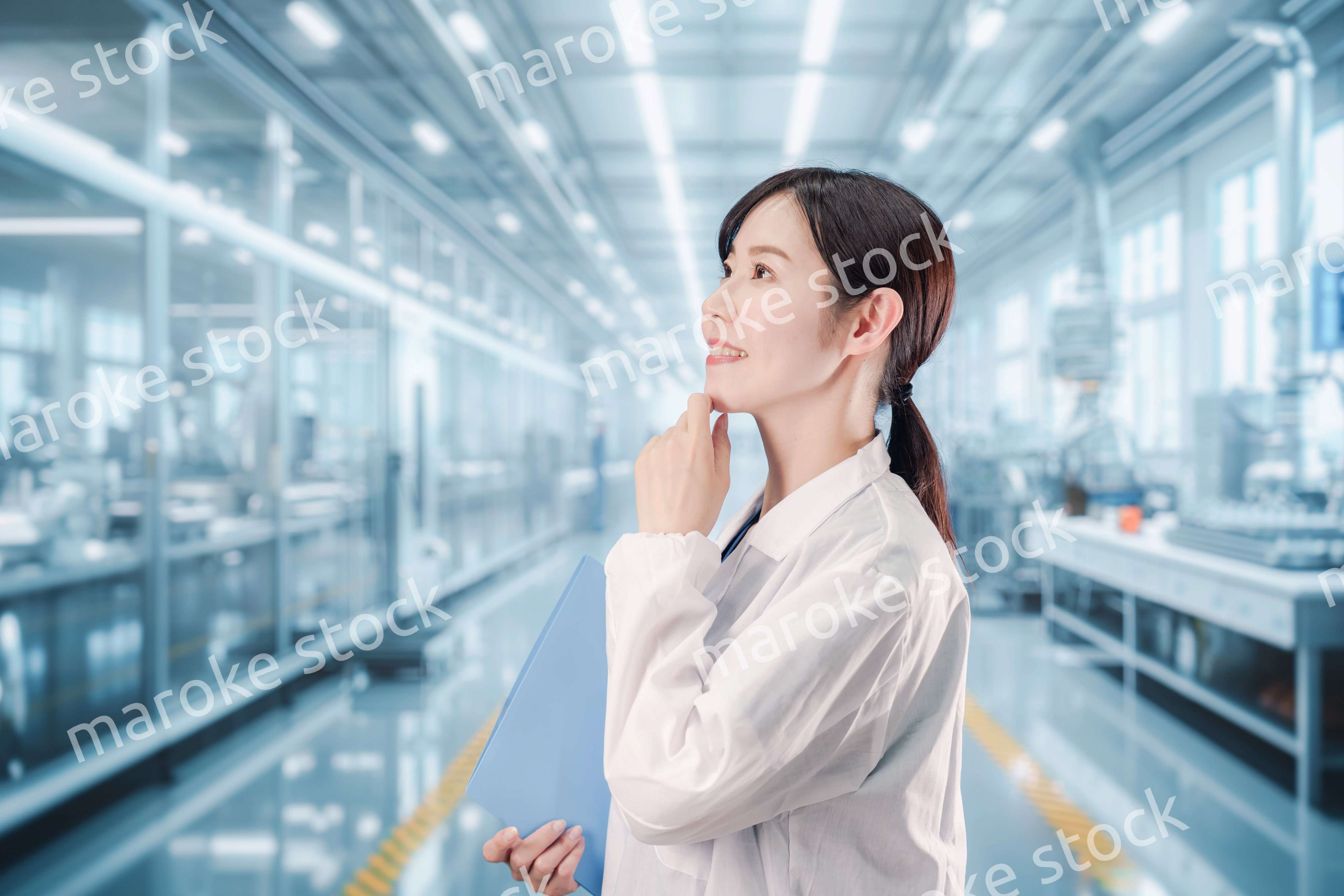 白衣で研究をする若い女性