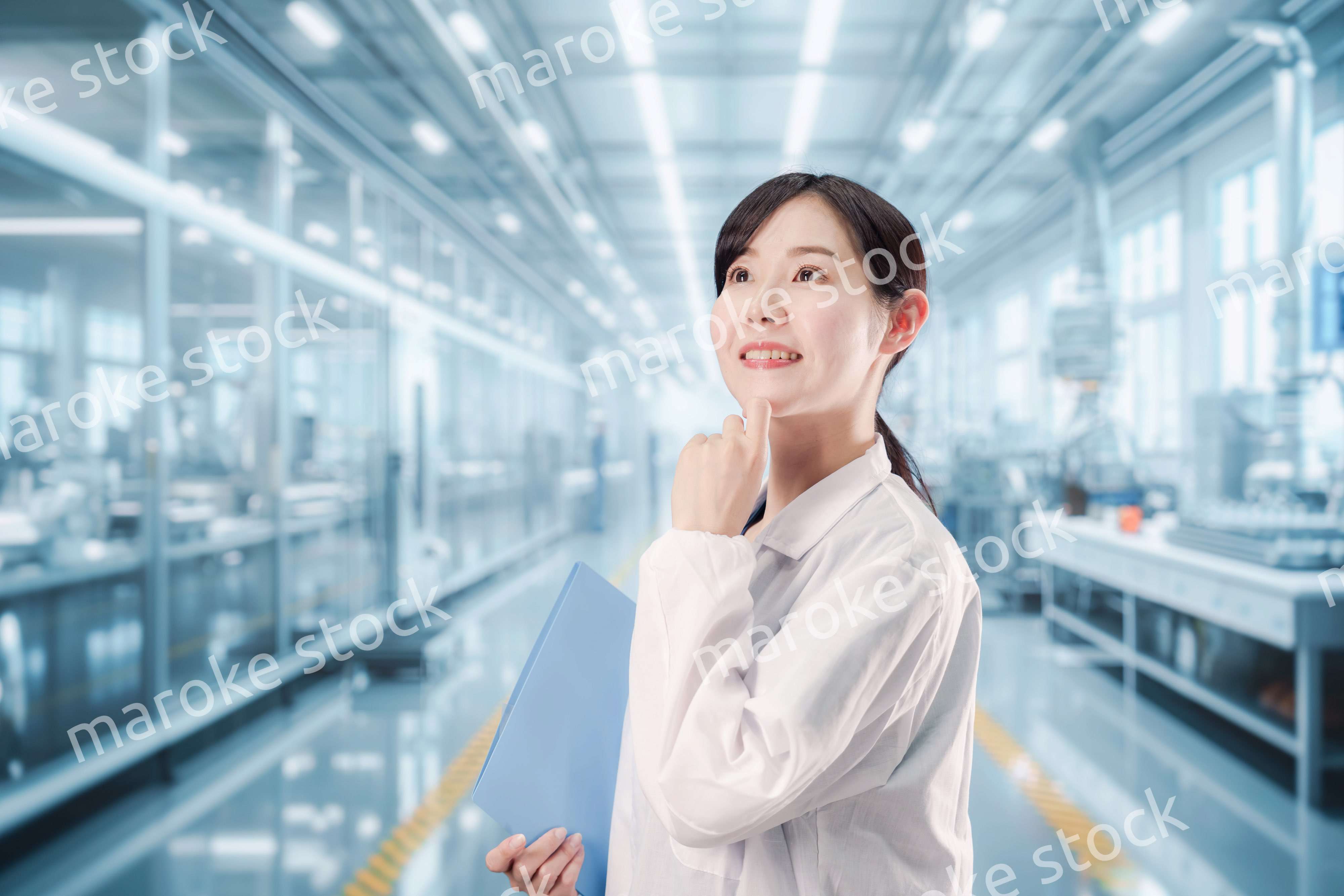 白衣で研究をする若い女性