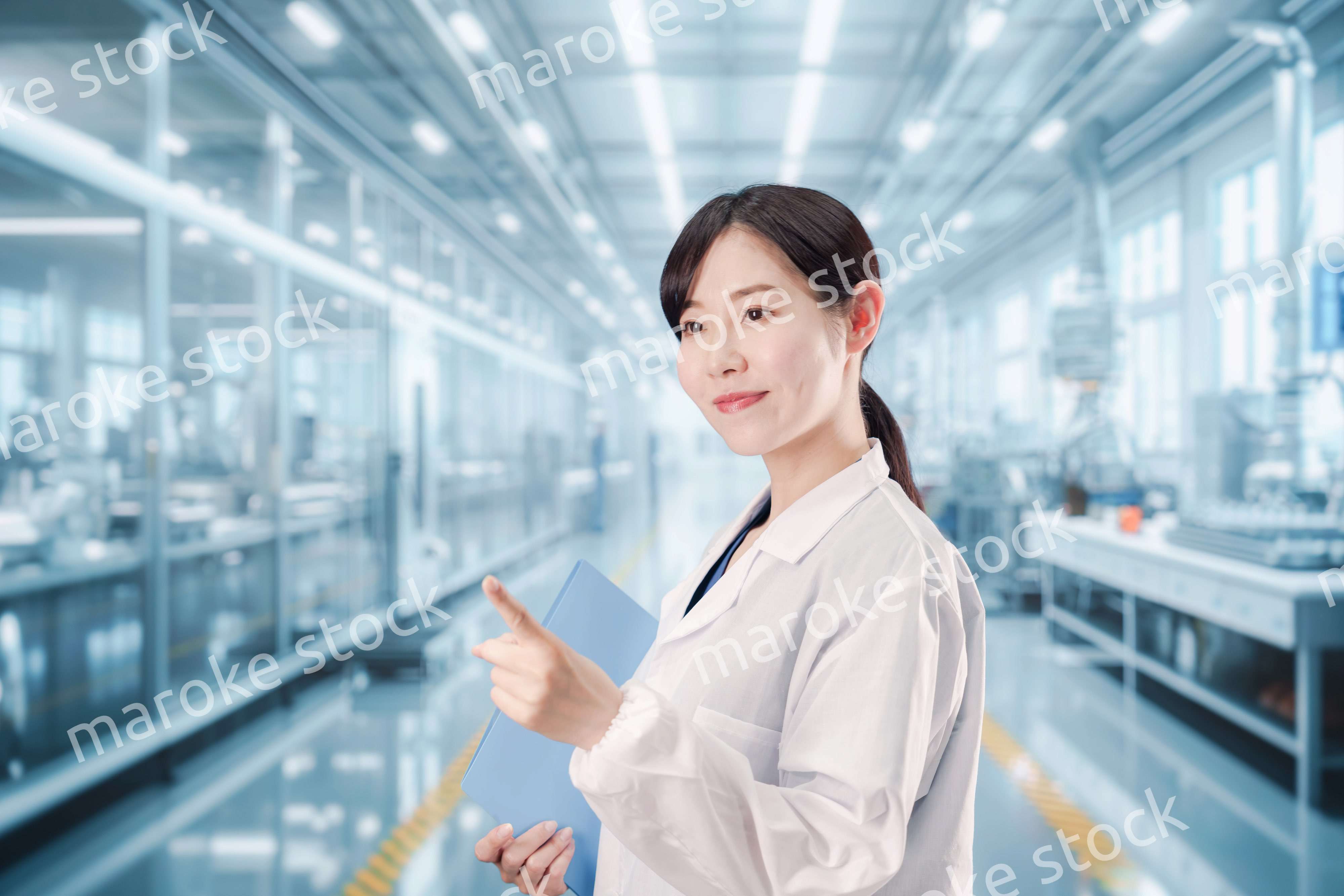 白衣で研究をする若い女性