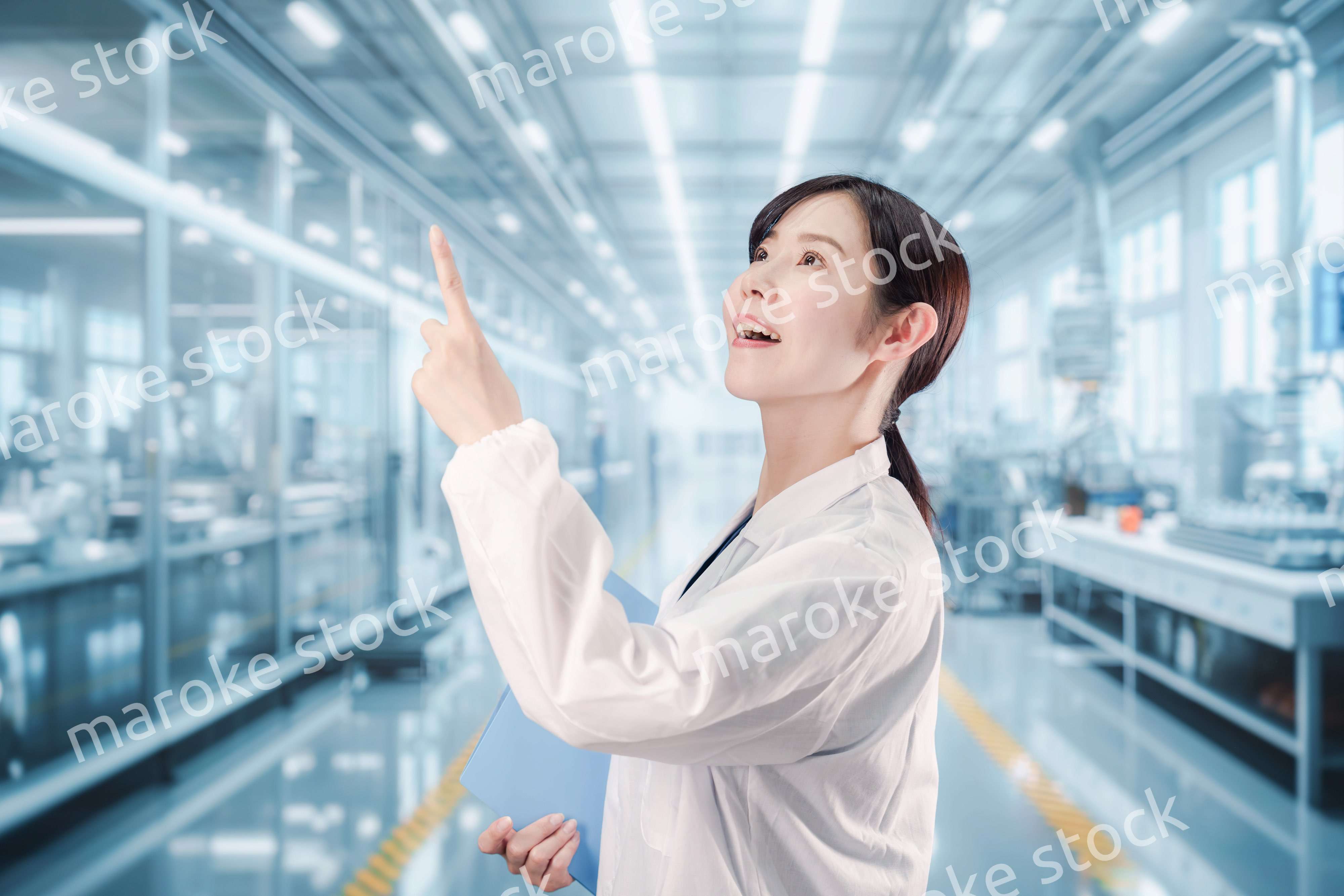 白衣で研究をする若い女性