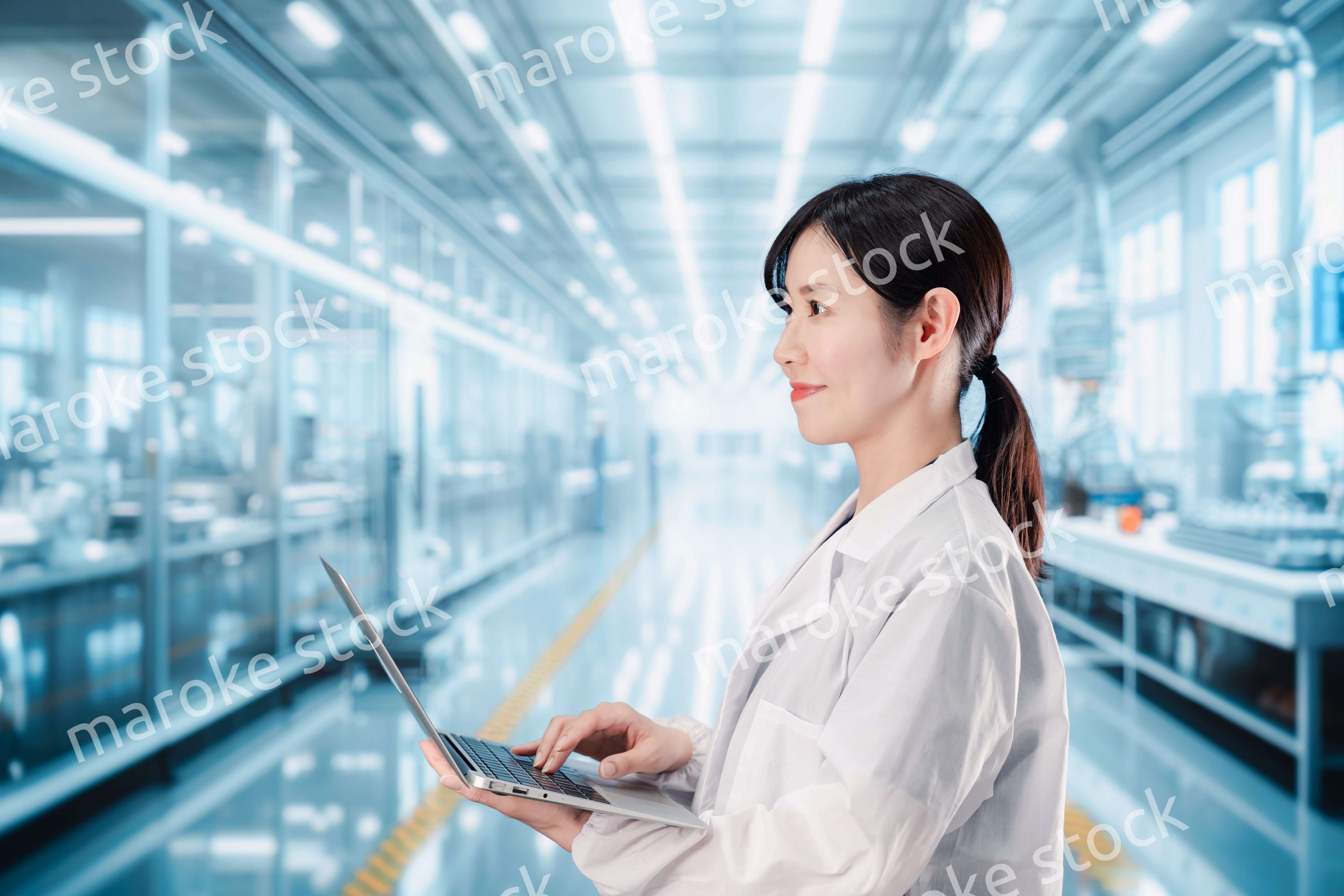 データ分析をする研究員の女性