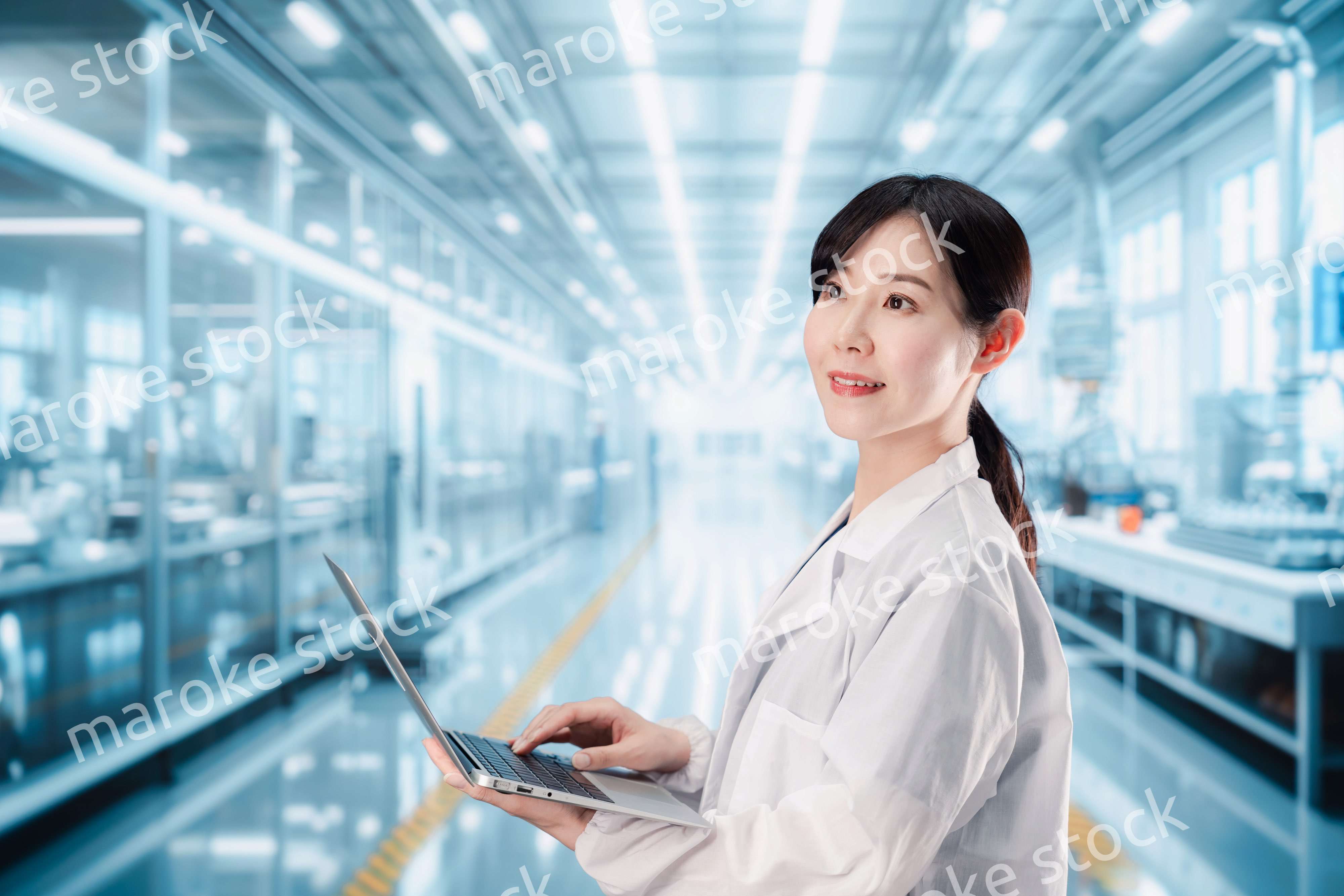 データ分析をする研究員の女性