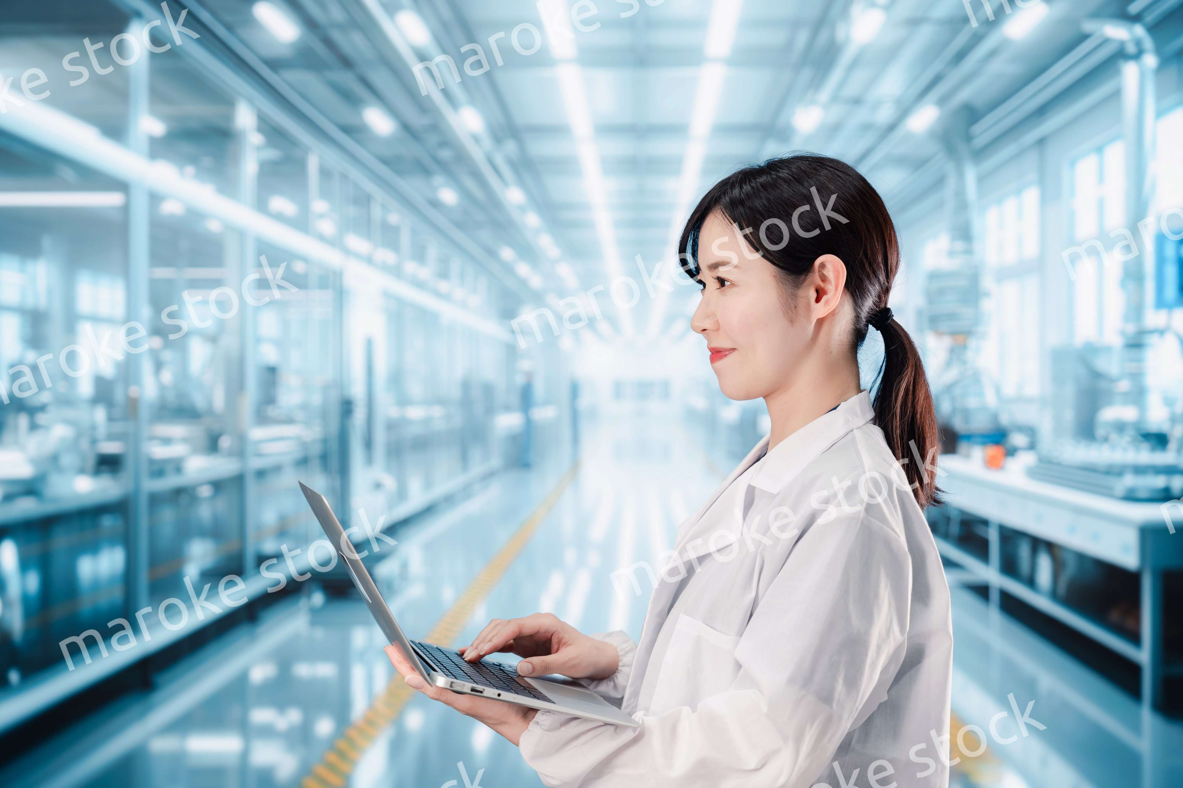 データ分析をする研究員の女性