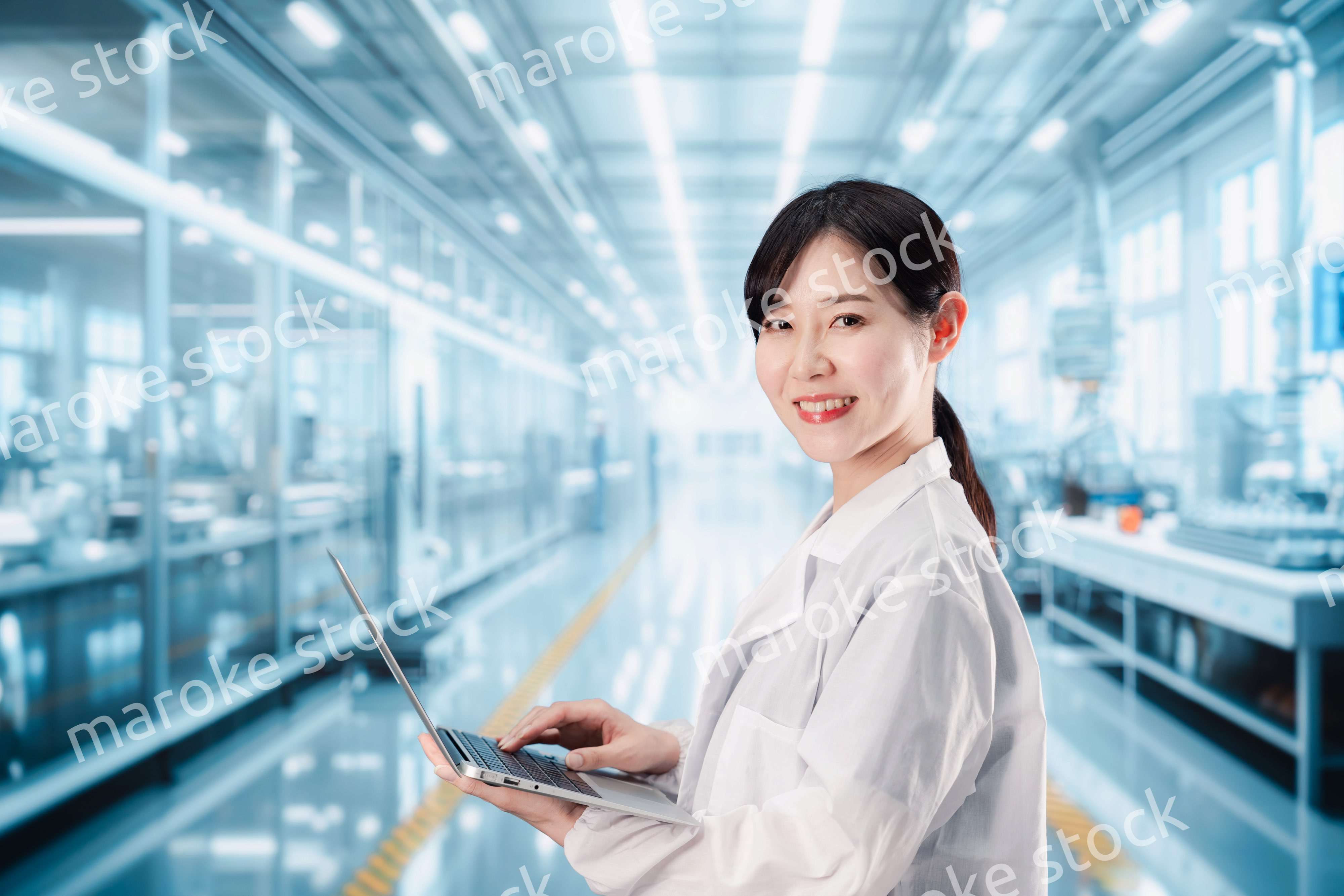 データ分析をする研究員の女性