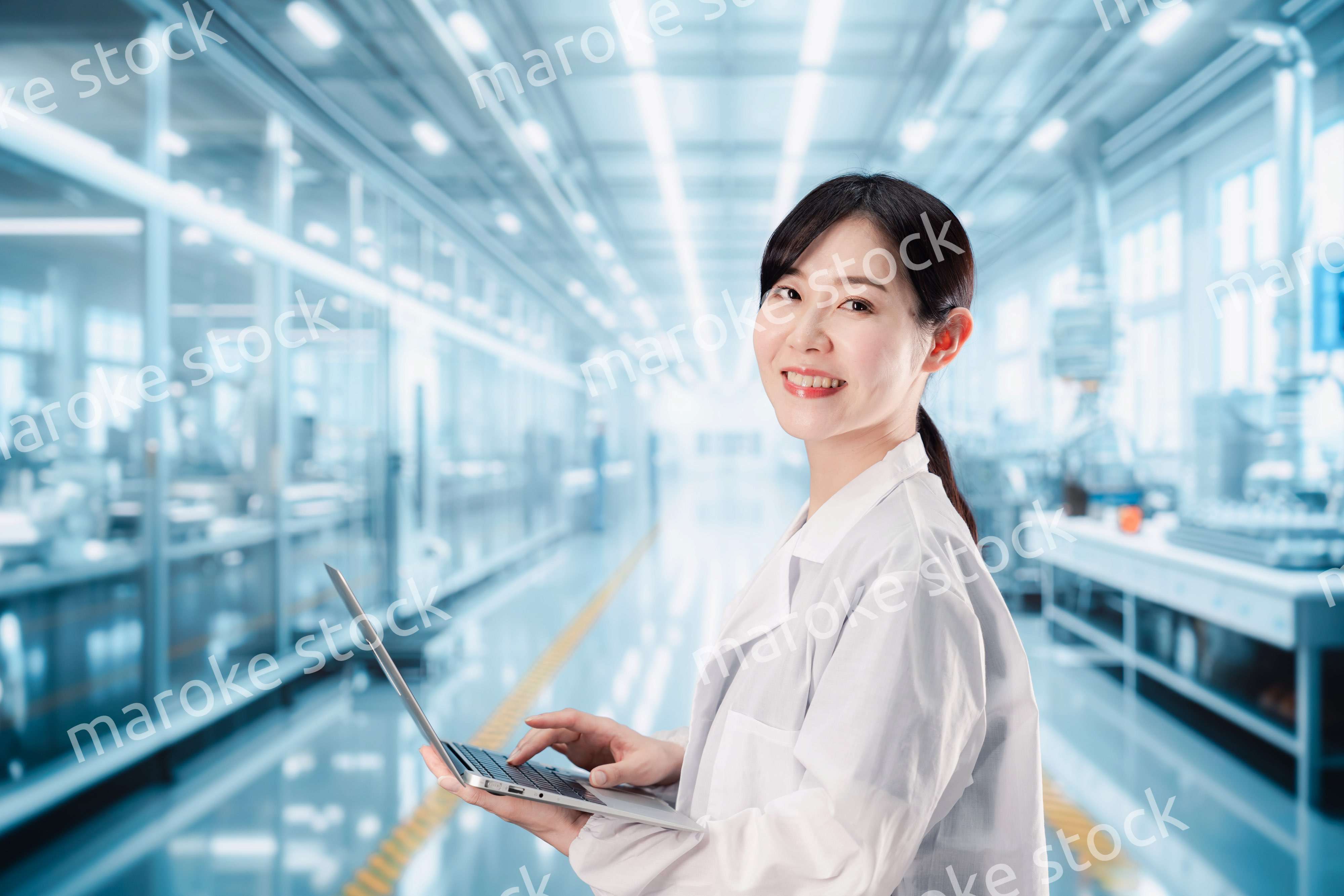 データ分析をする研究員の女性