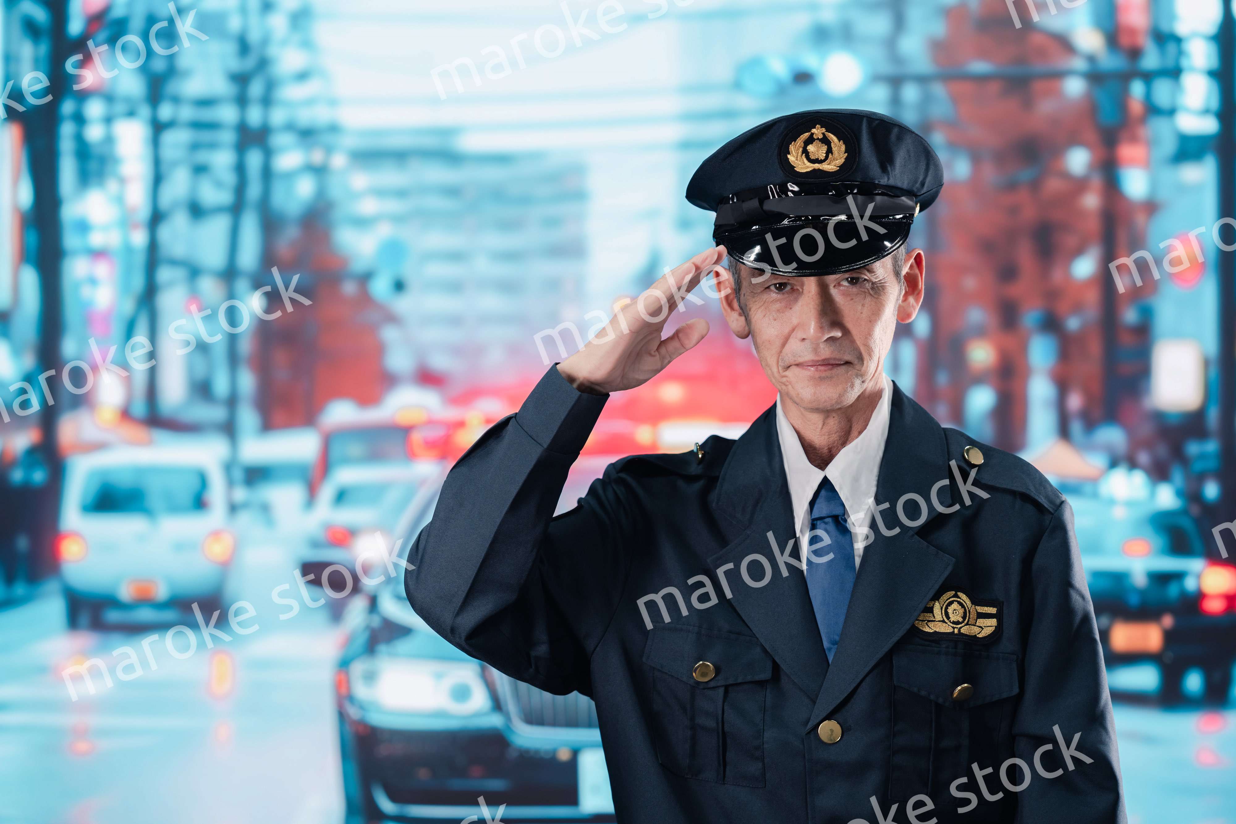 道路で警戒にあたる男性の警察官