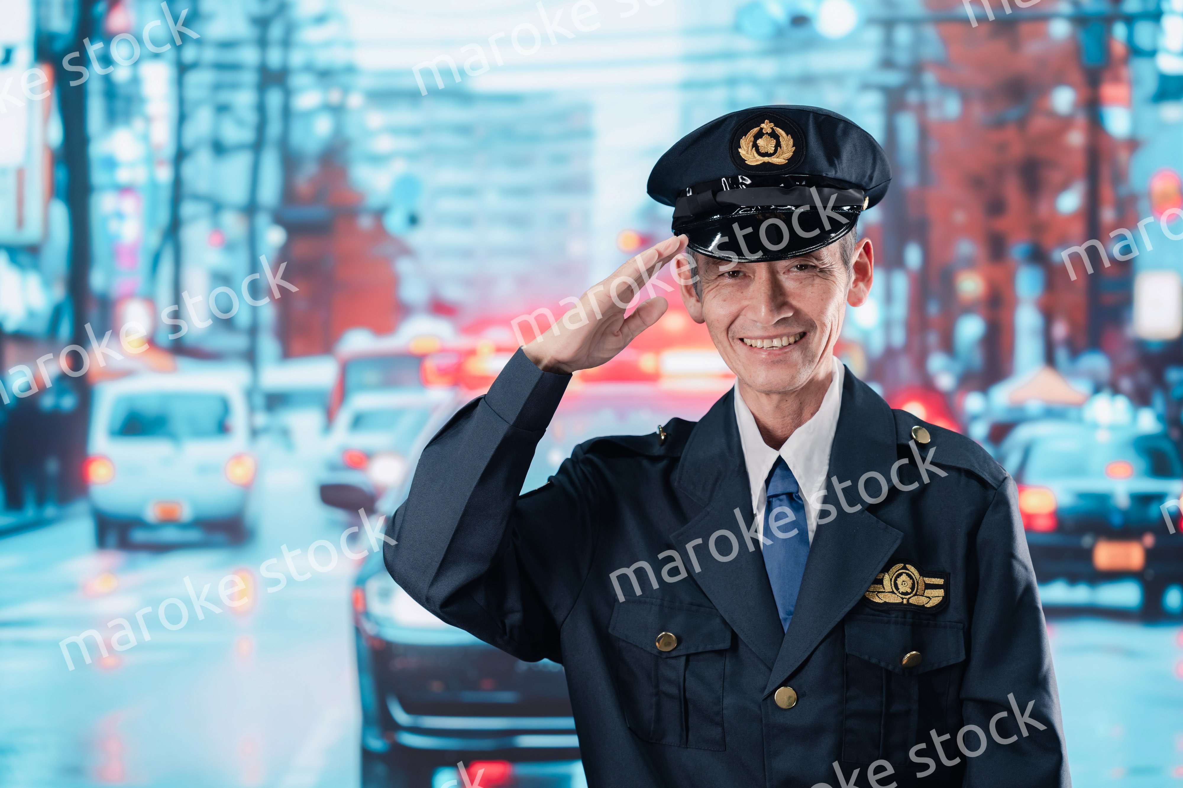 道路で警戒にあたる男性の警察官