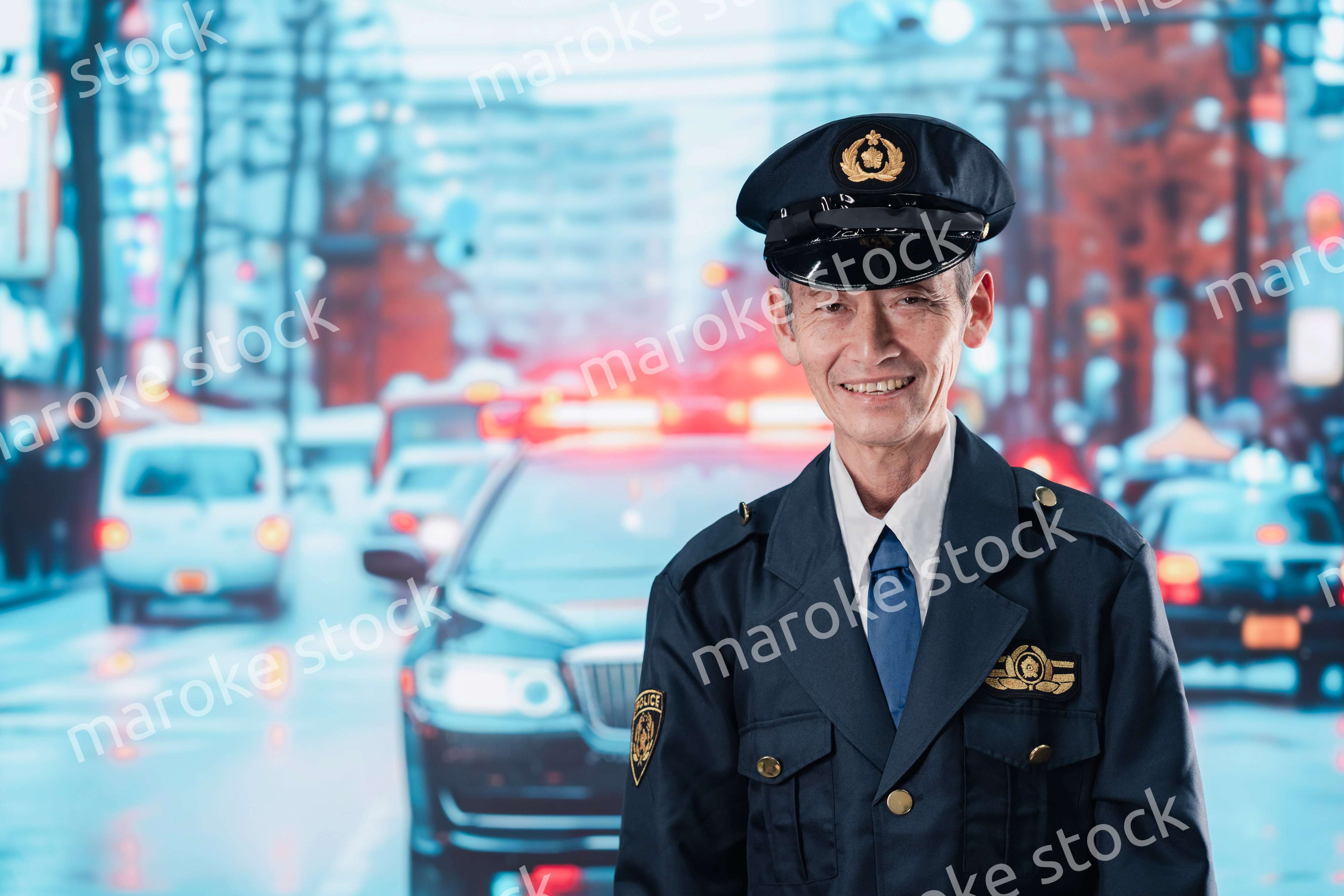 道路で警戒にあたる男性の警察官