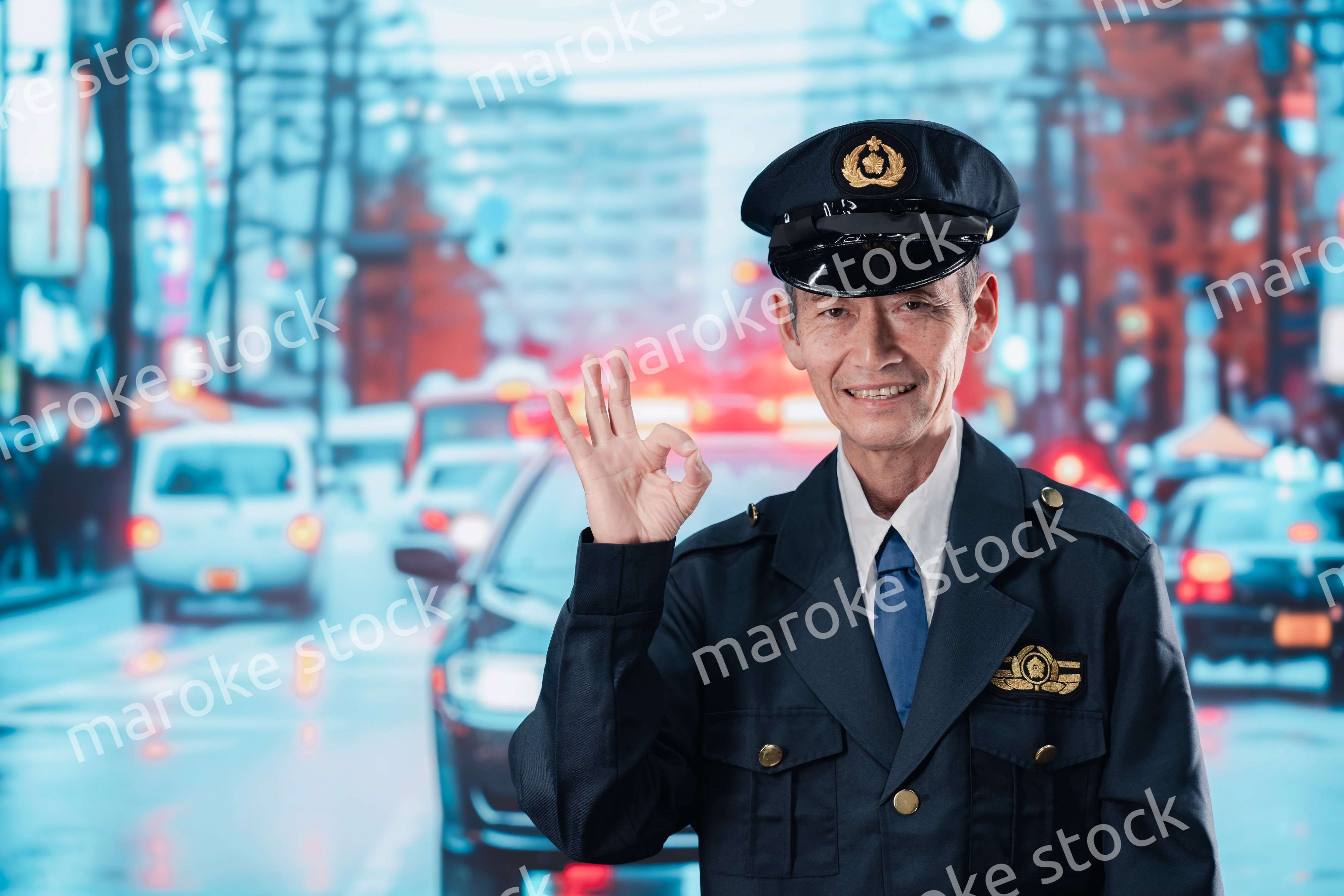 道路で警戒にあたる男性の警察官