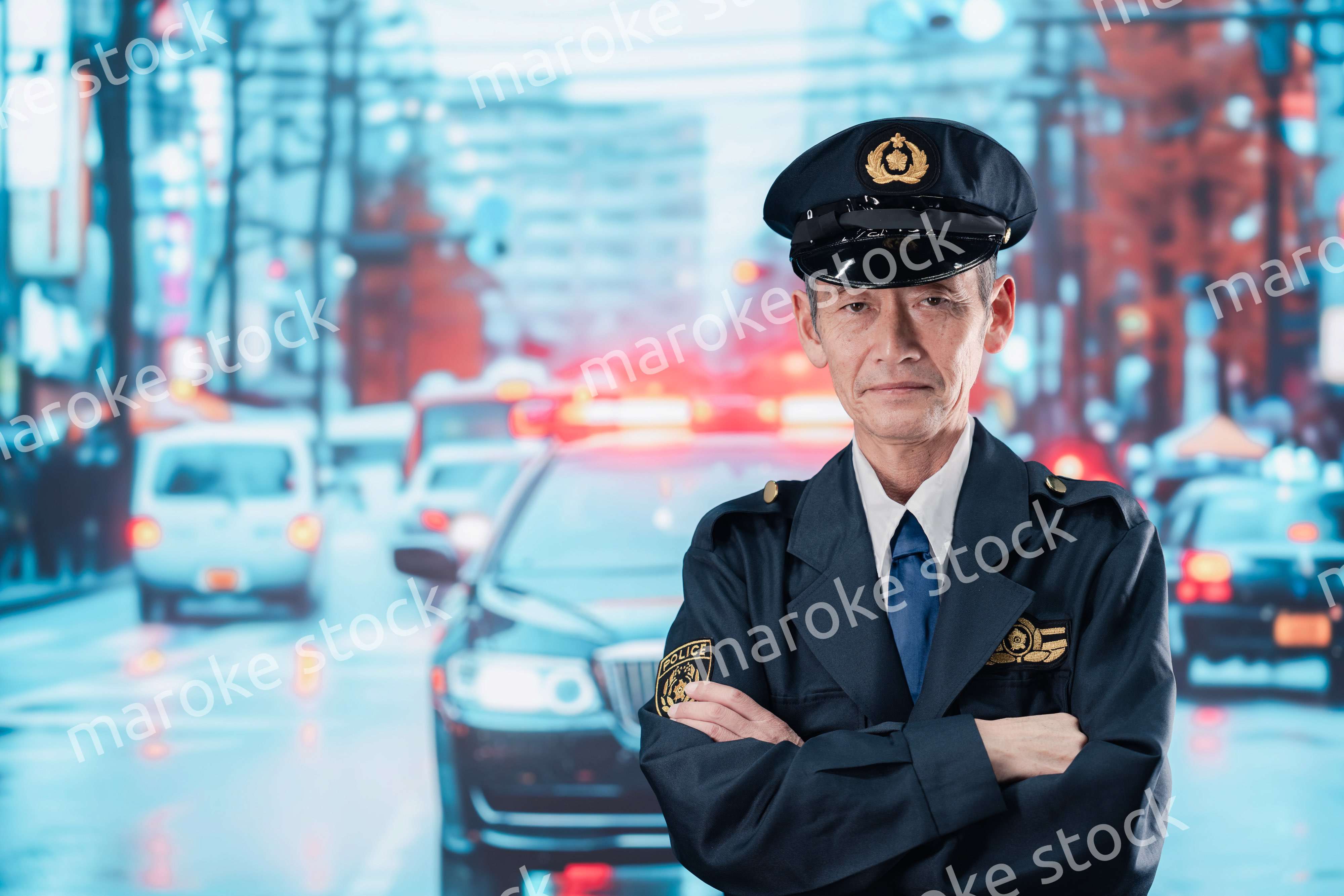 道路で警戒にあたる男性の警察官