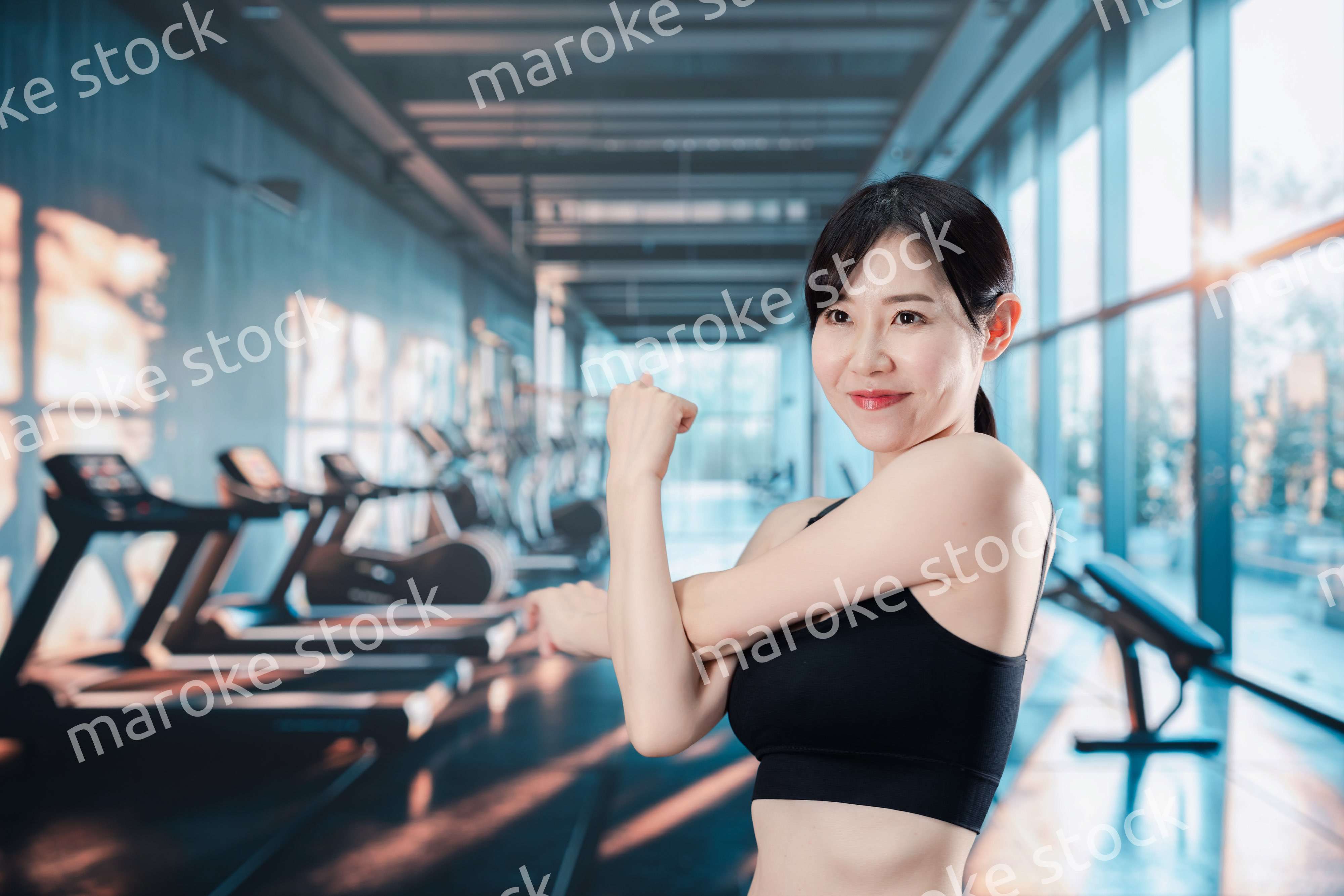 スポーツジムでトレーニングをする女性