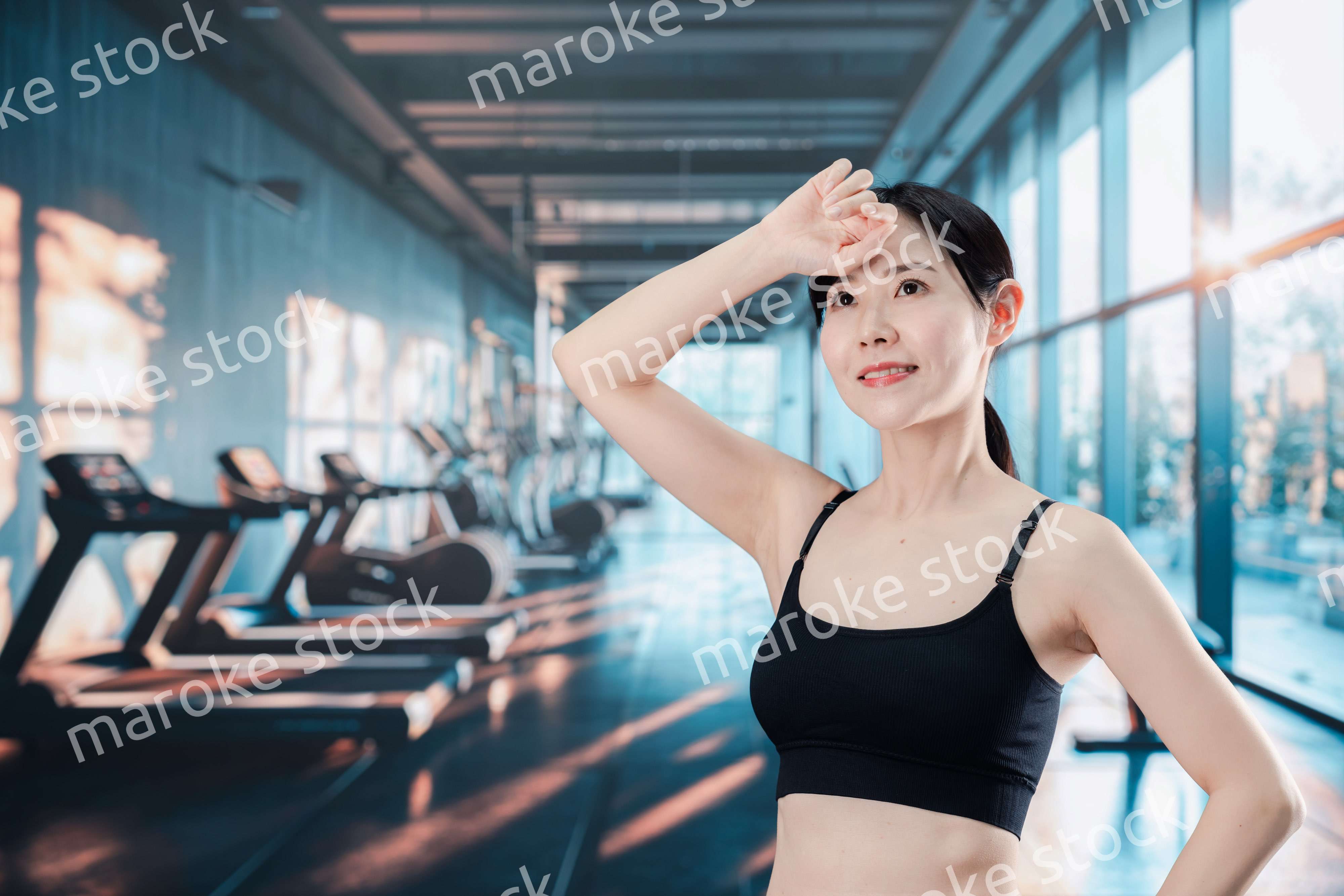 スポーツジムでトレーニングをする女性