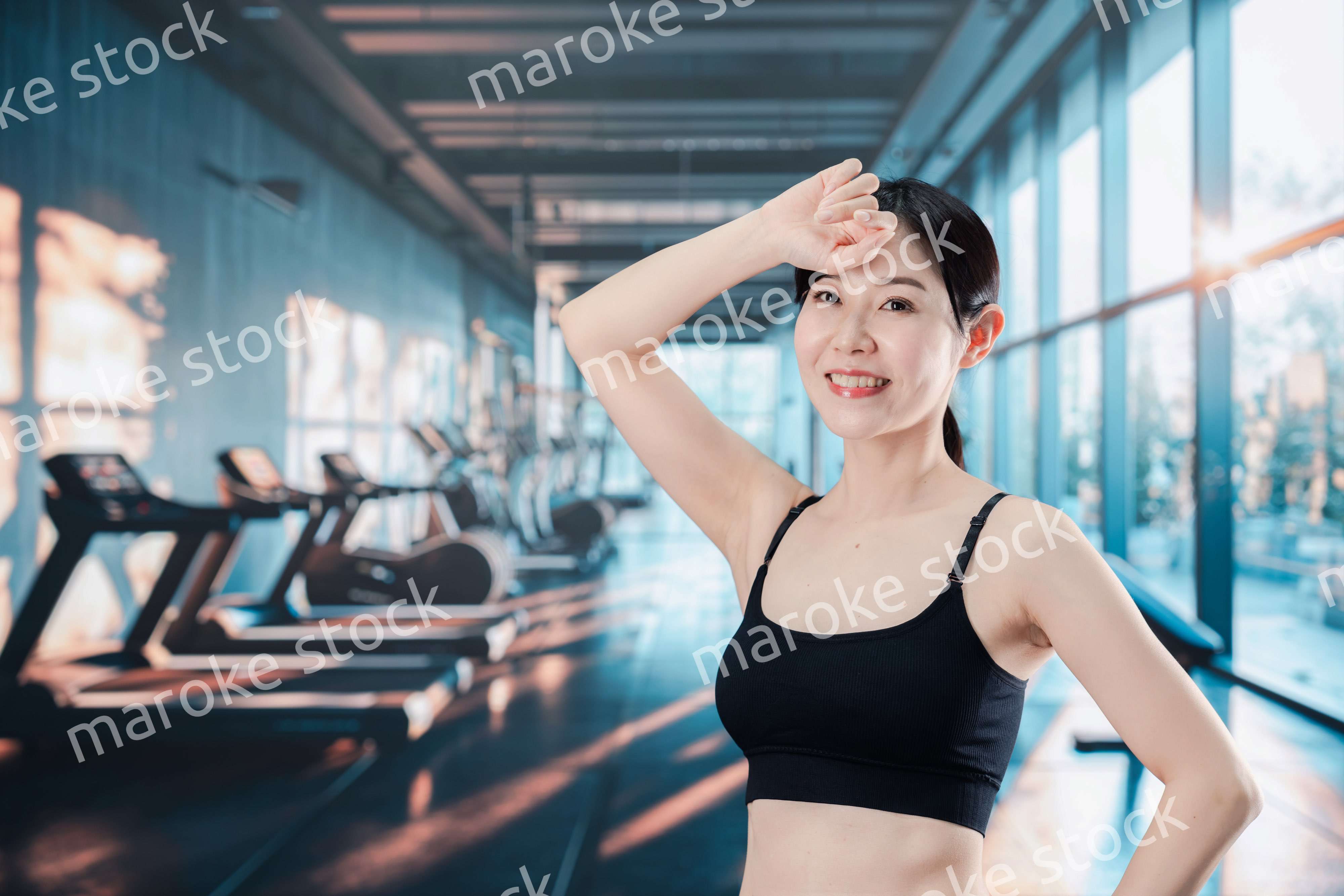 スポーツジムでトレーニングをする女性