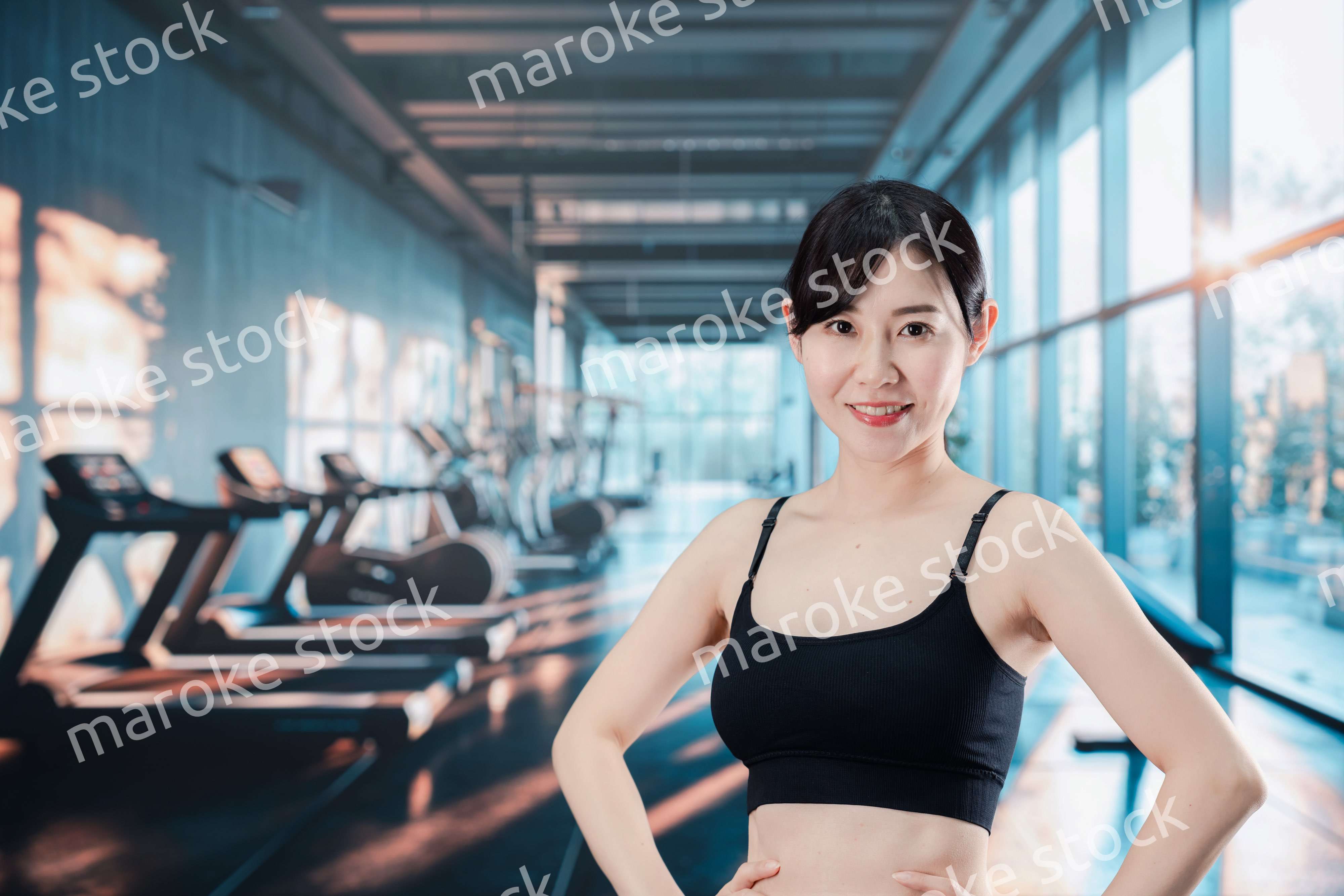 スポーツジムでトレーニングをする女性