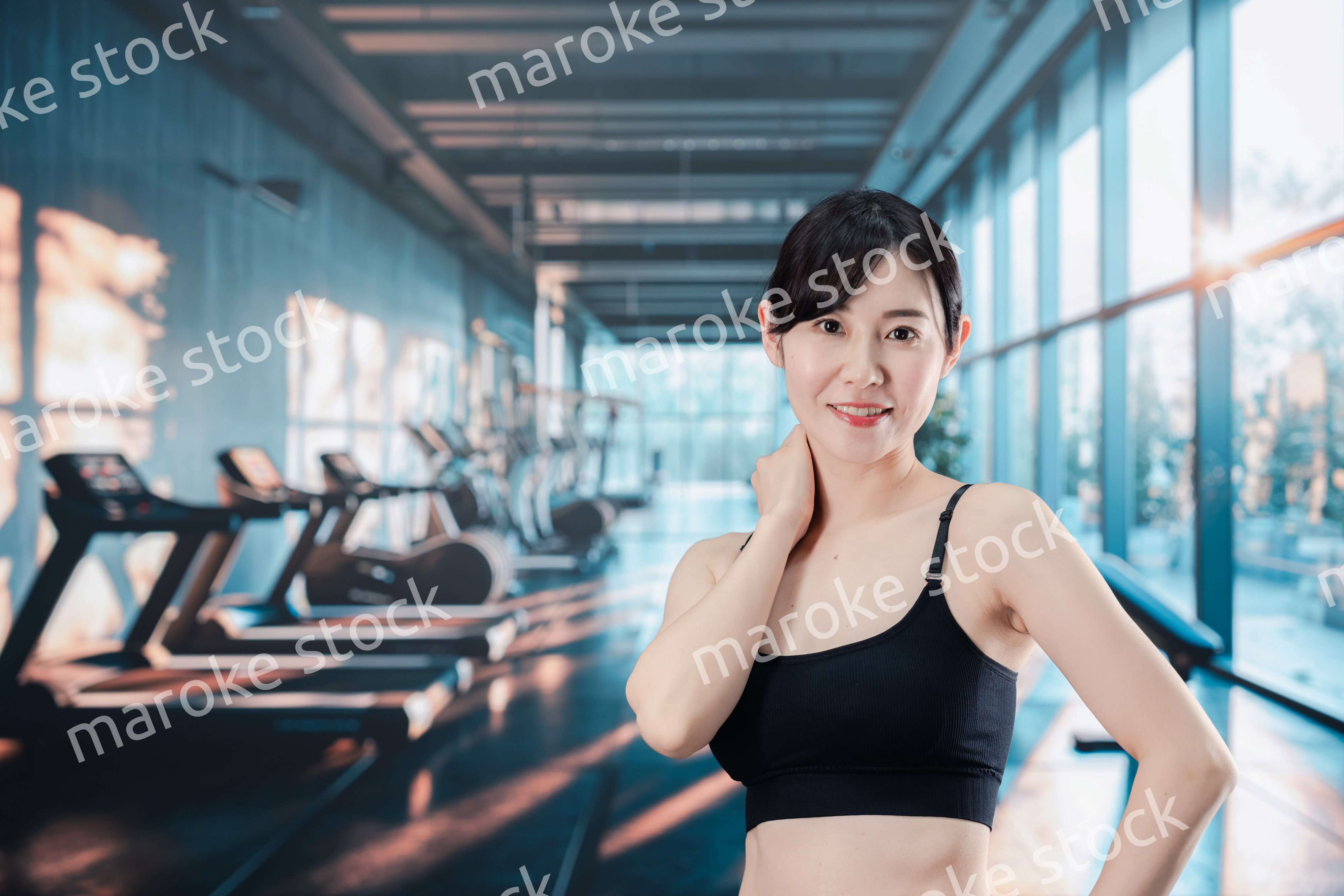 スポーツジムでトレーニングをする女性