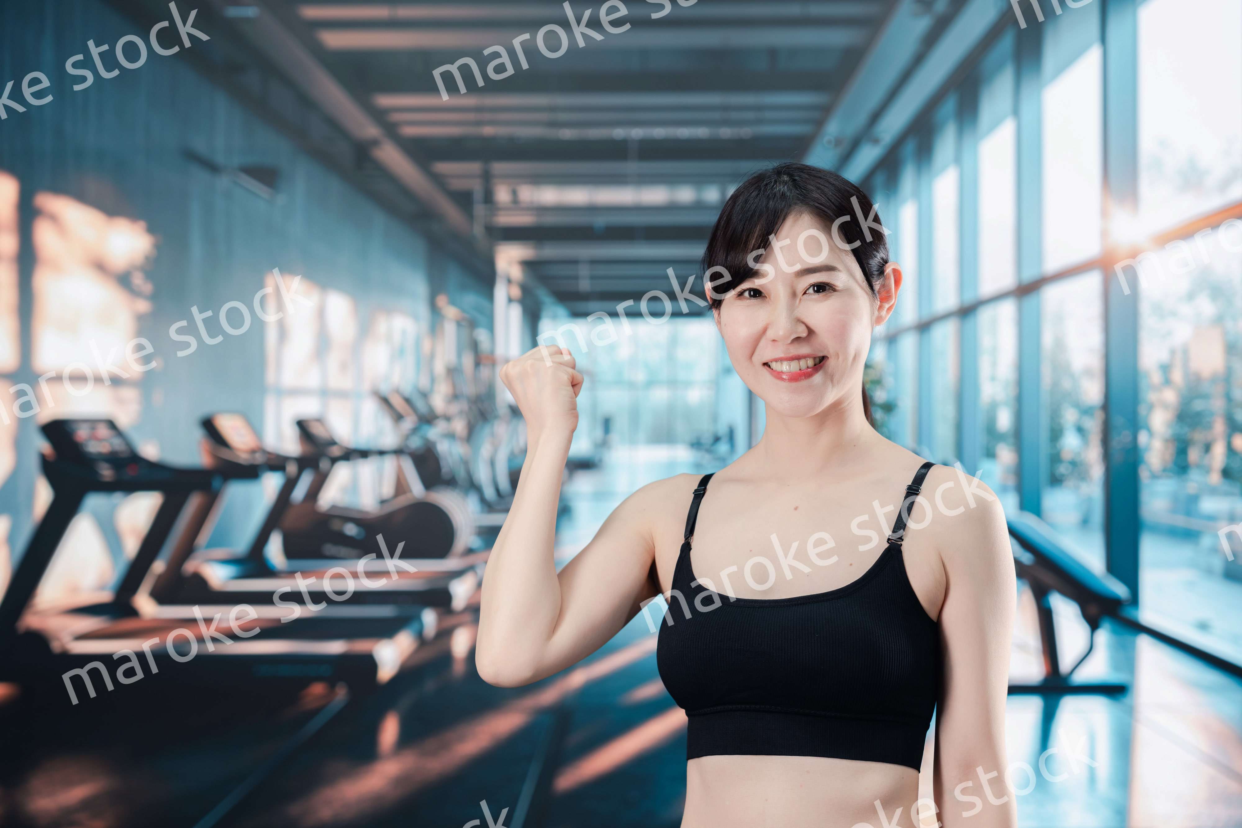 スポーツジムでトレーニングをする女性