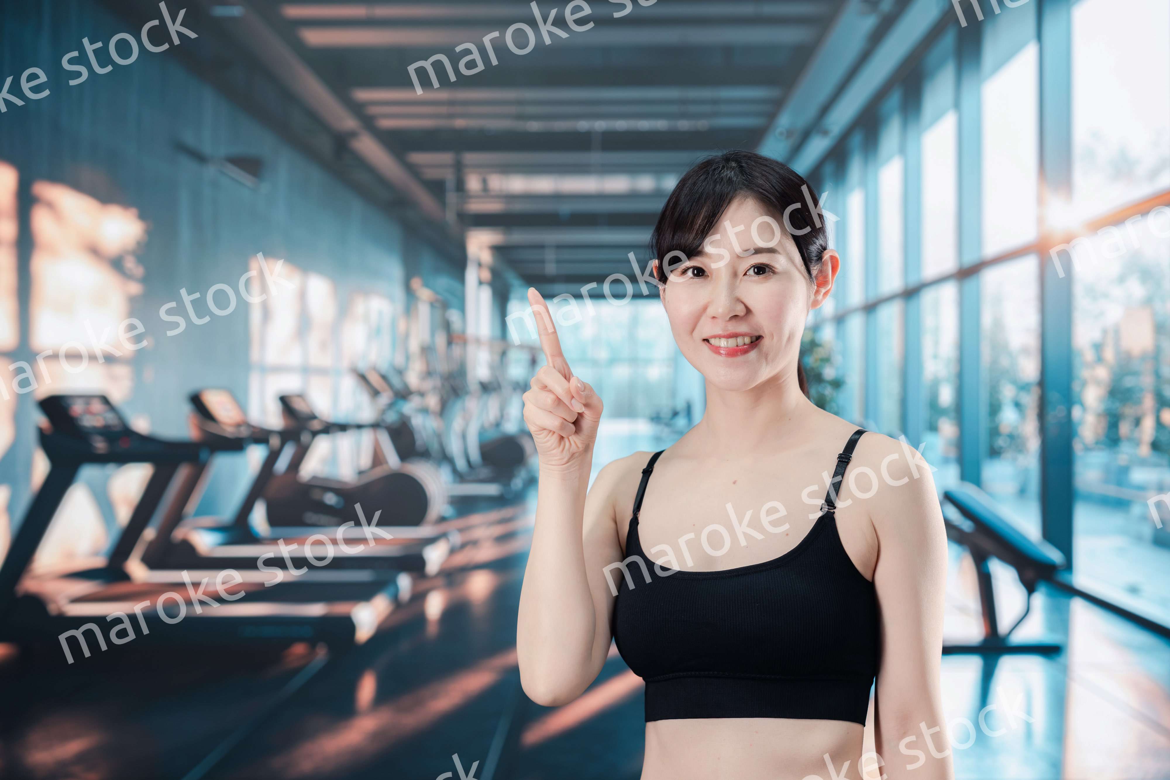 スポーツジムでトレーニングをする女性