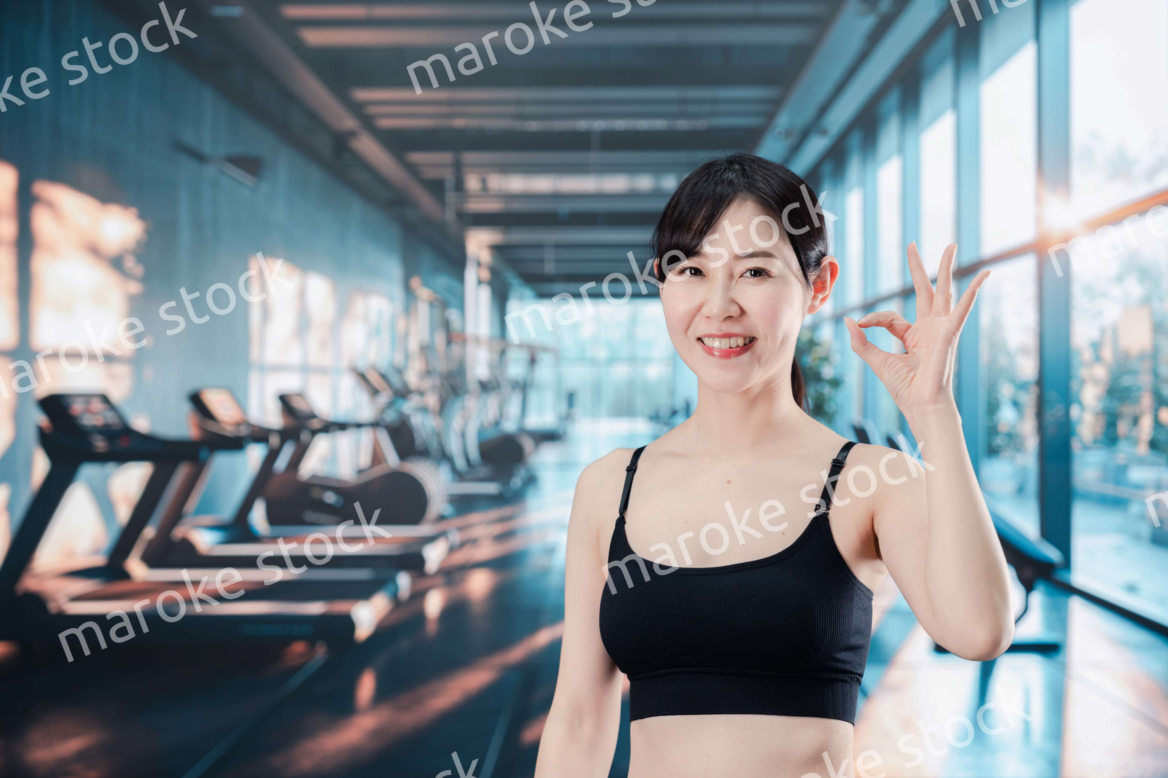 スポーツジムでトレーニングをする女性