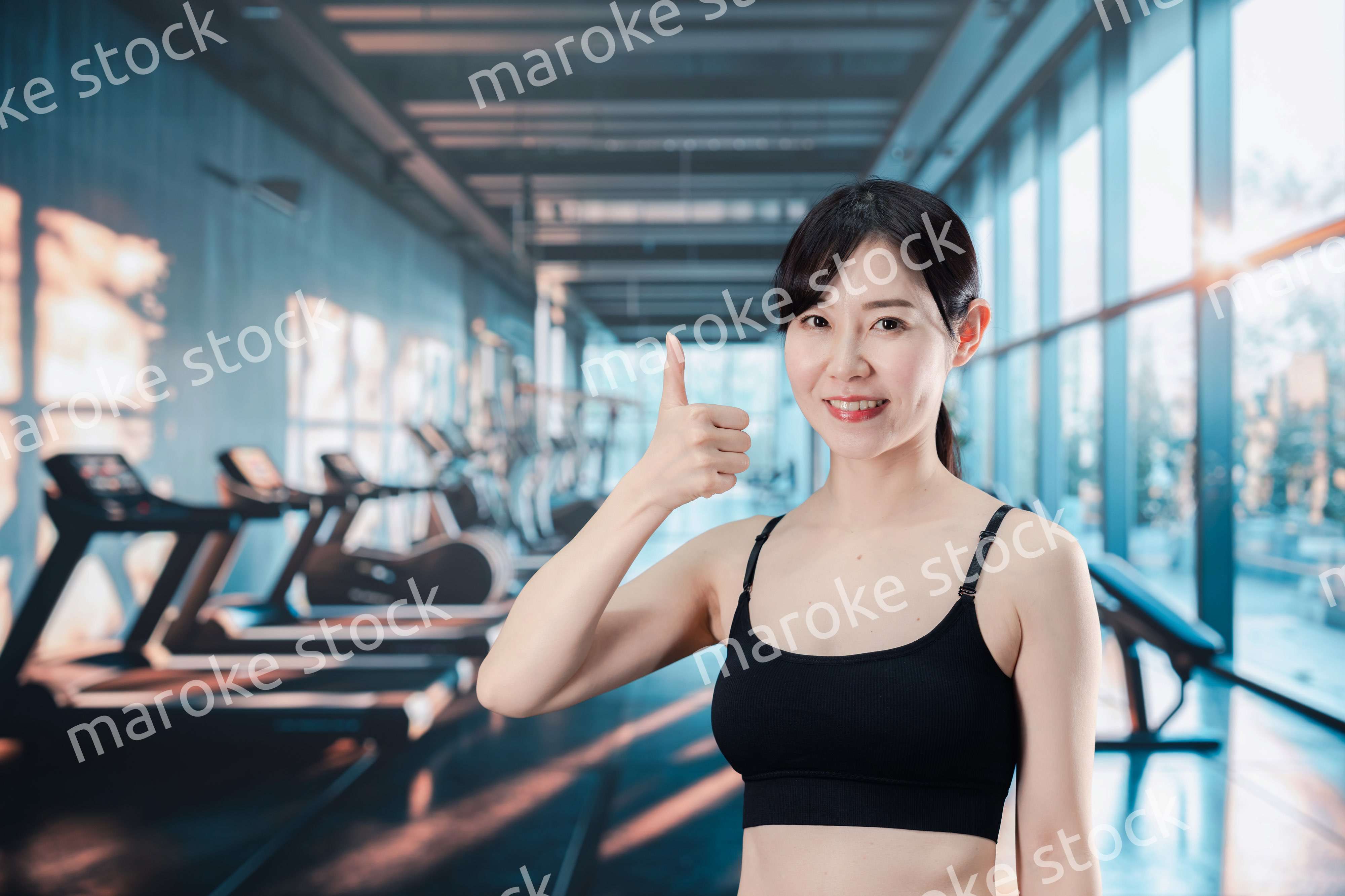 スポーツジムでトレーニングをする女性