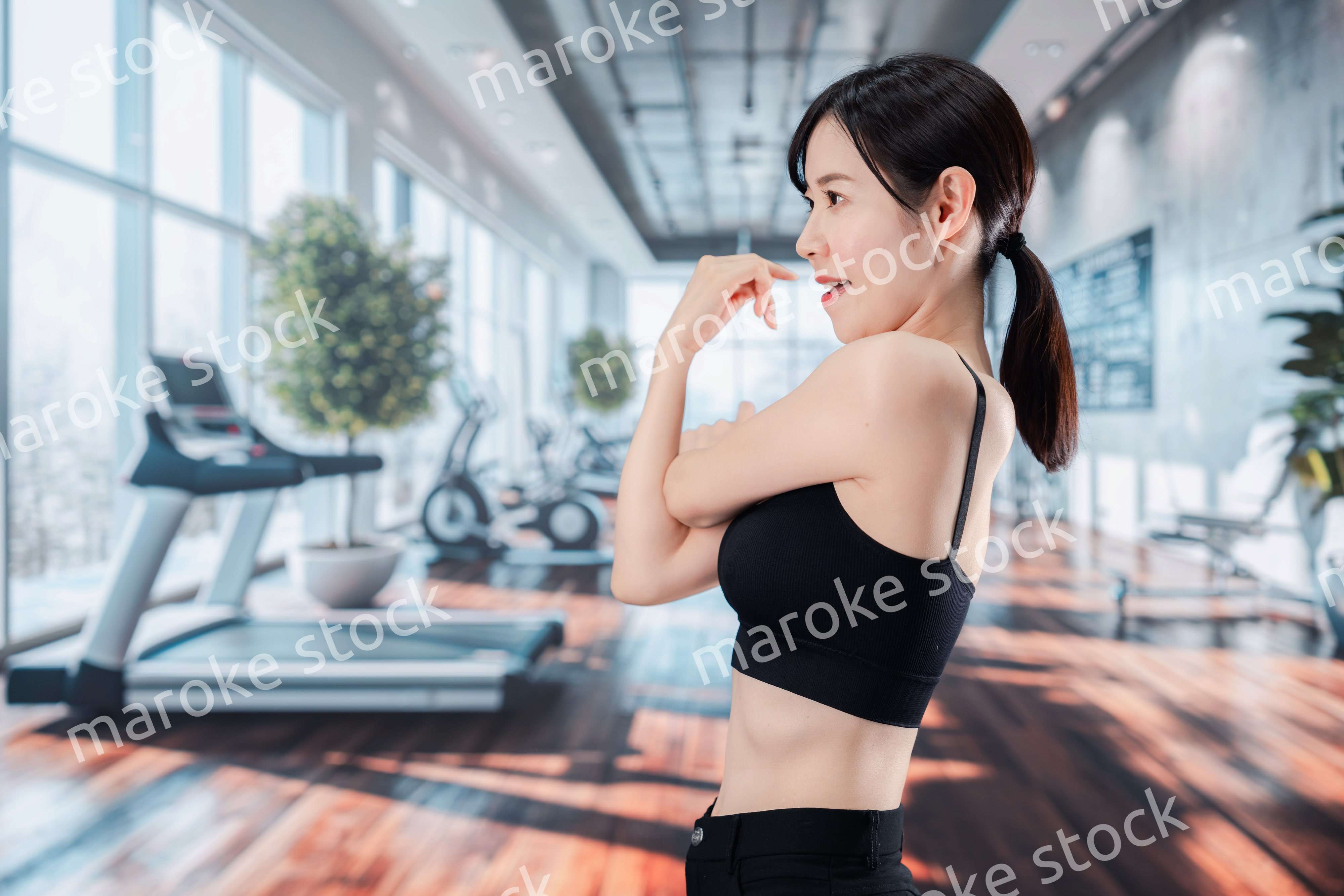 スポーツジムでトレーニングをする女性