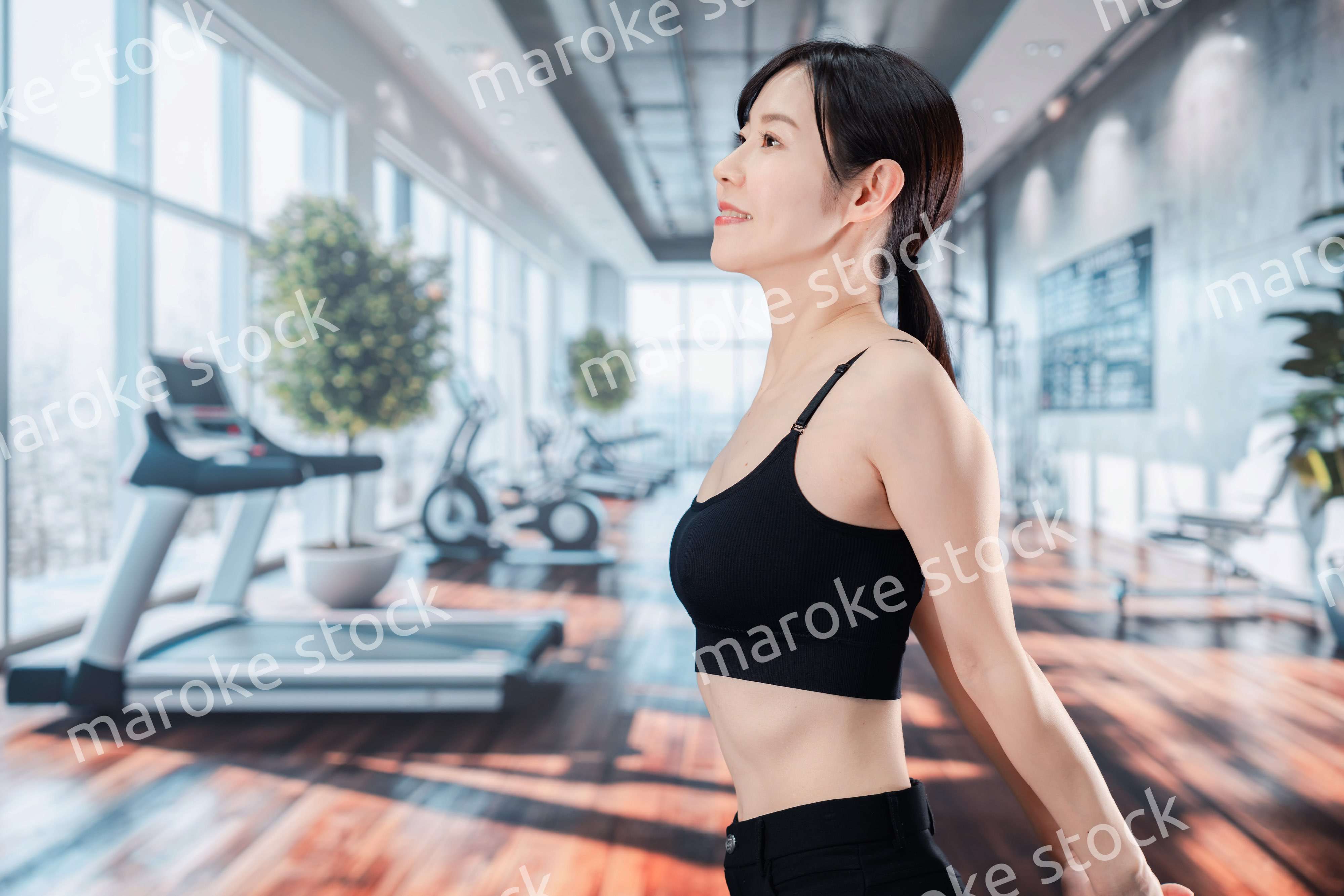 スポーツジムでトレーニングをする女性