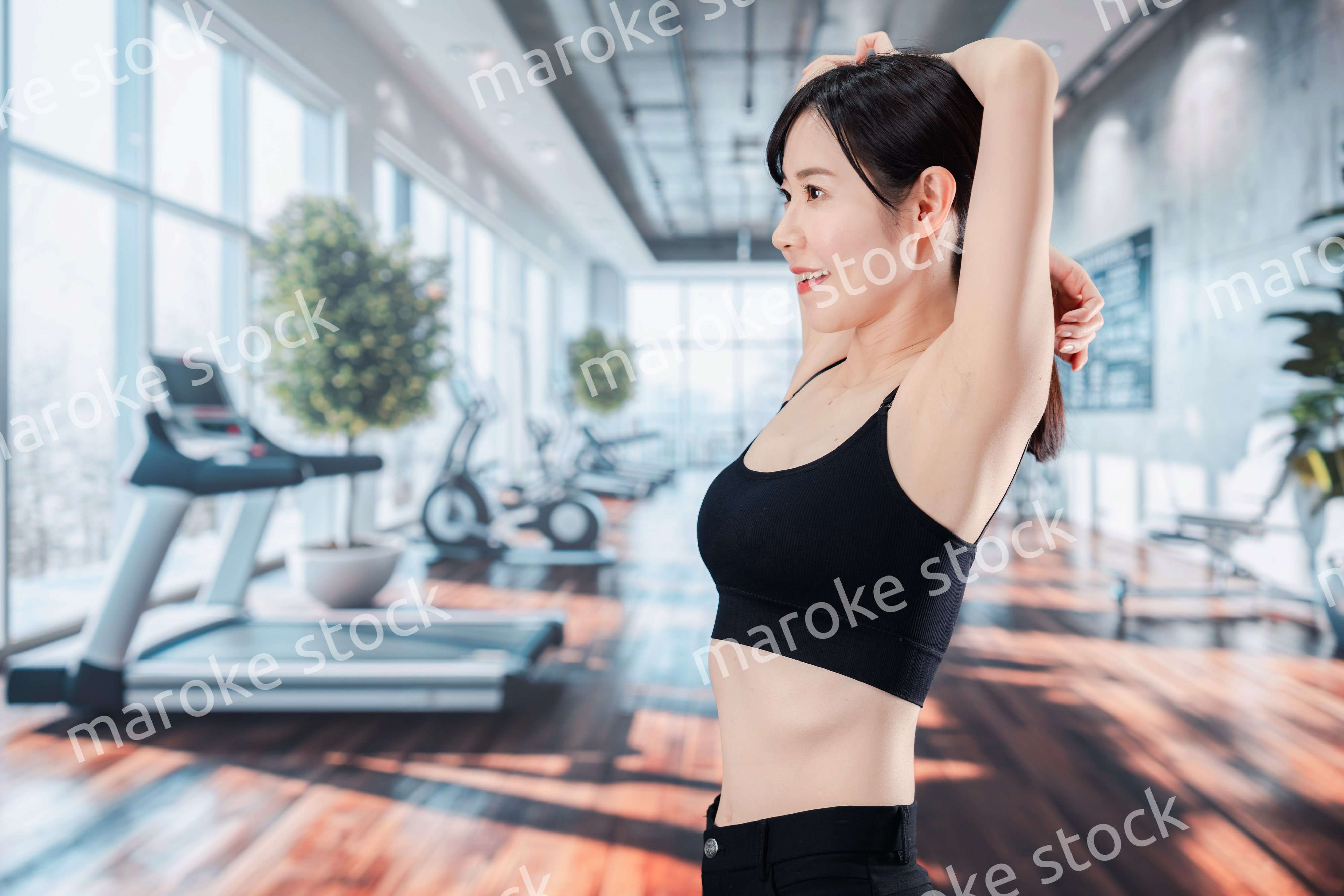 スポーツジムでトレーニングをする女性