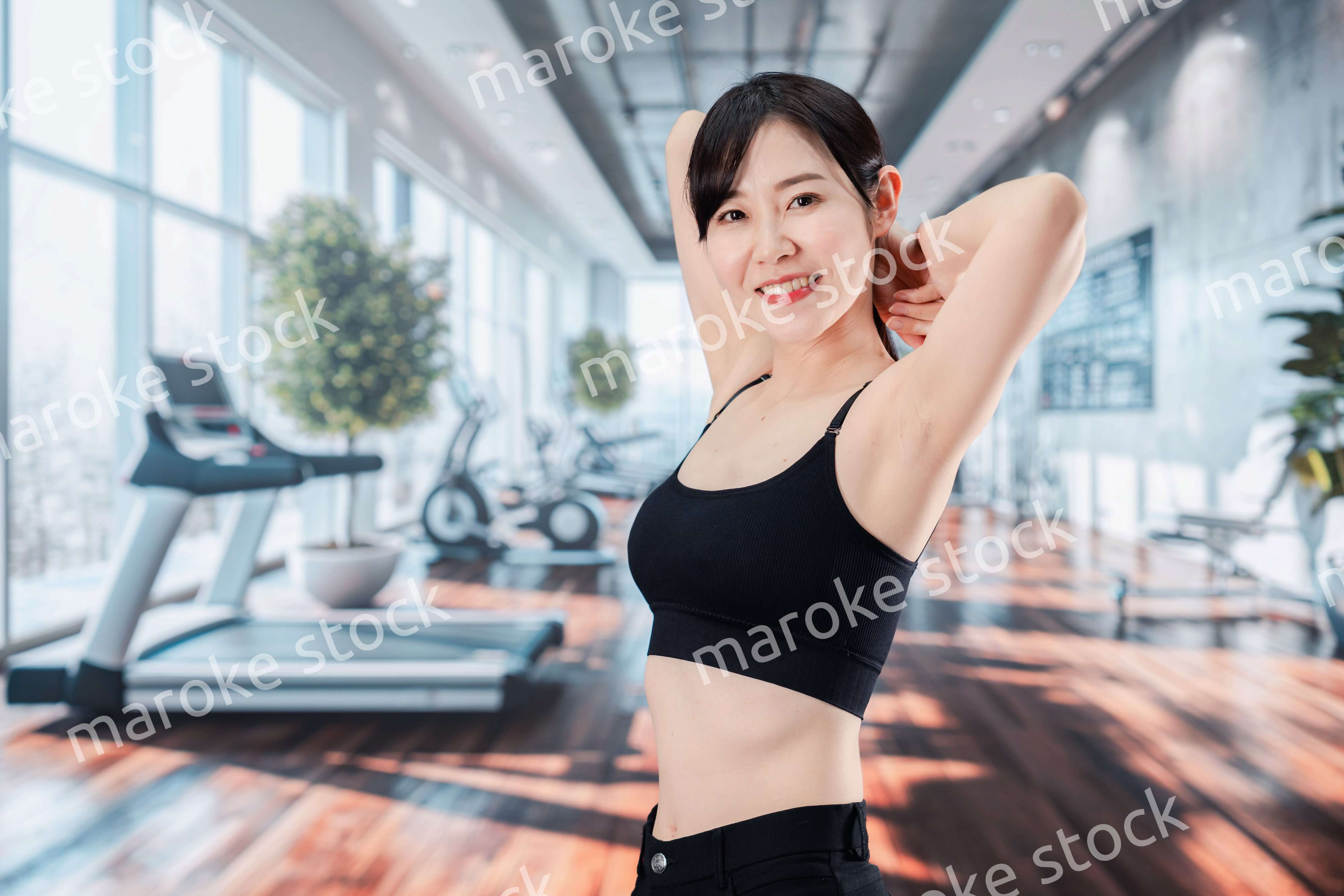 スポーツジムでトレーニングをする女性