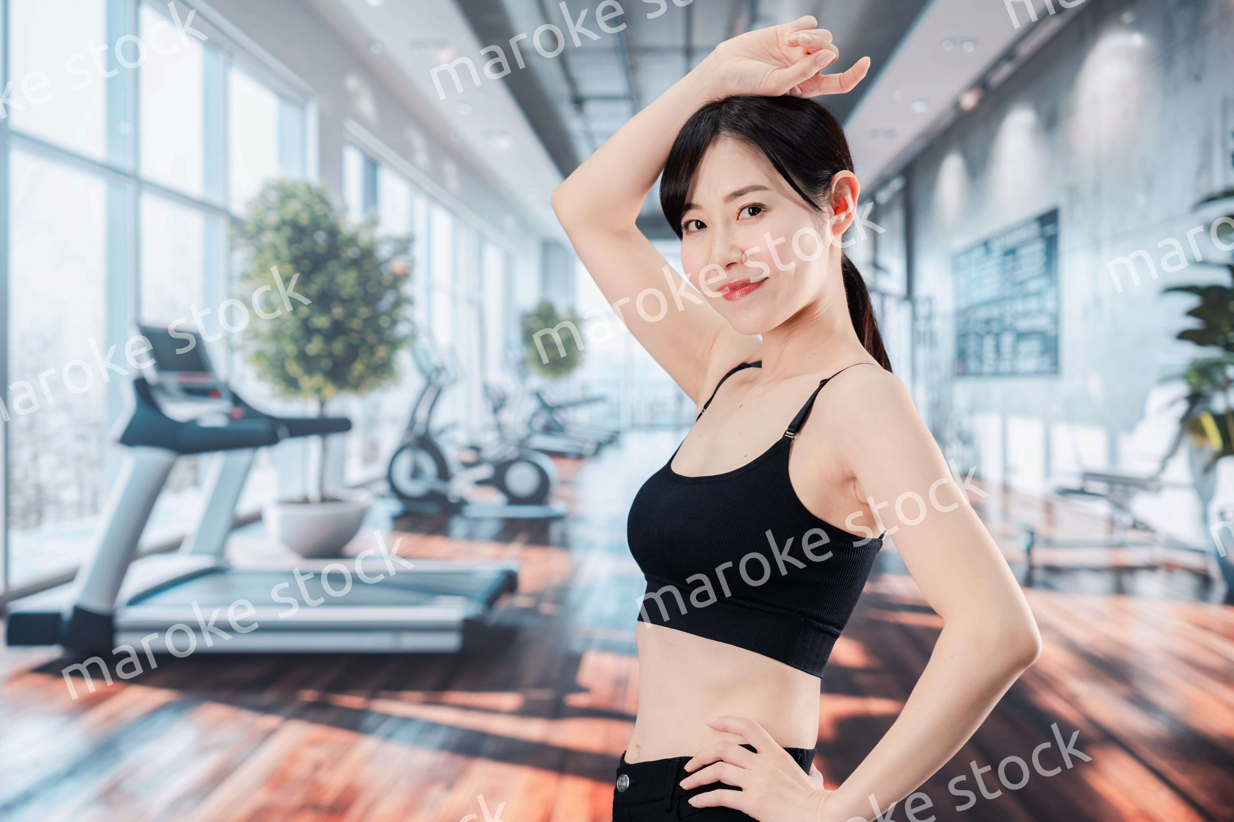 スポーツジムでトレーニングをする女性