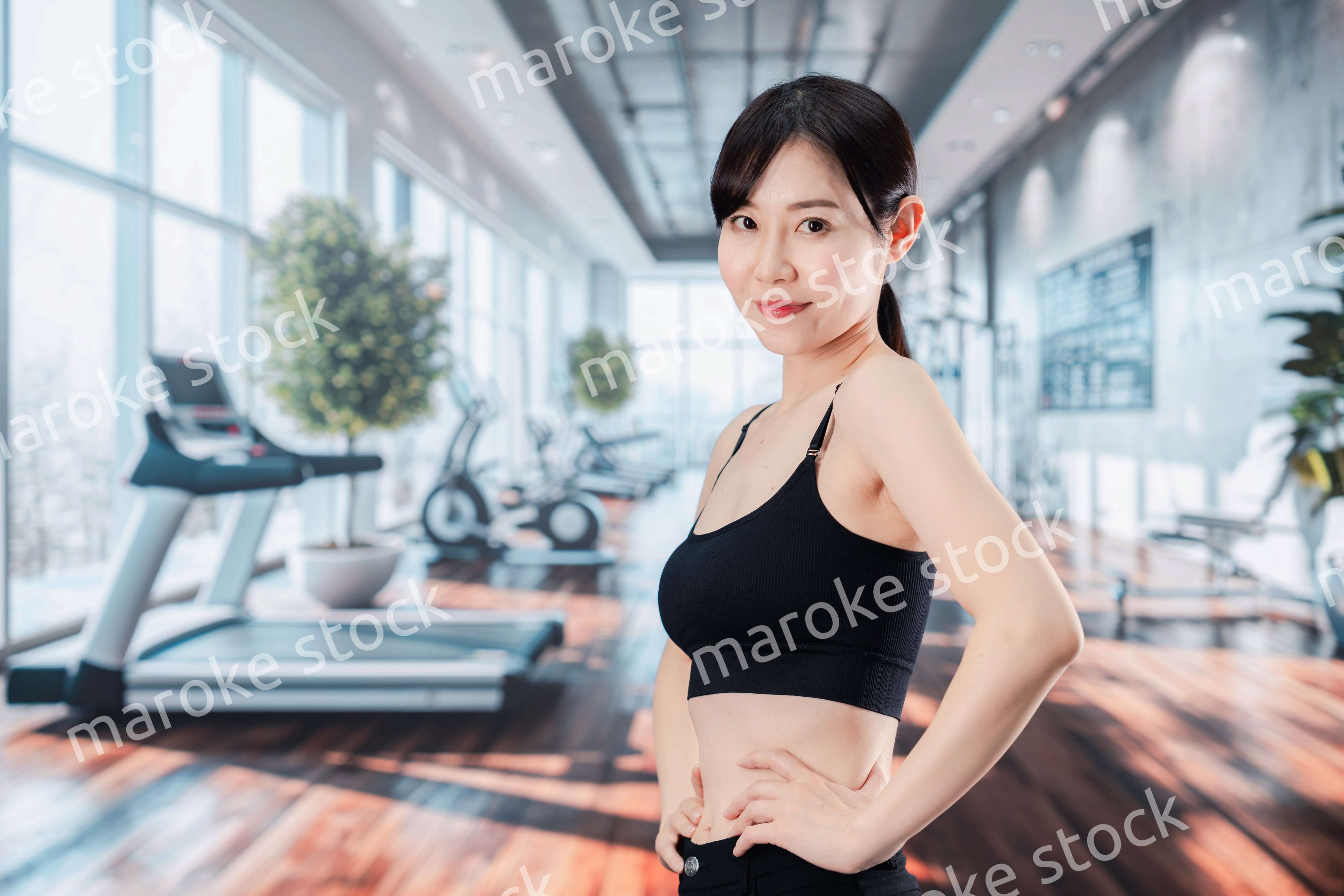 スポーツジムでトレーニングをする女性