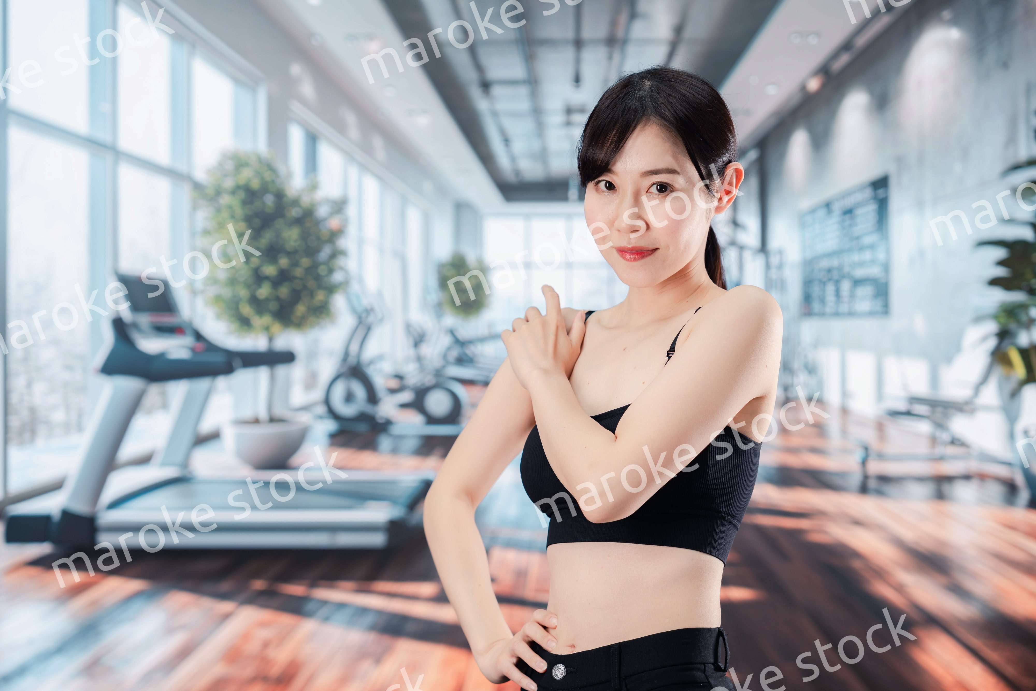 スポーツジムでトレーニングをする女性