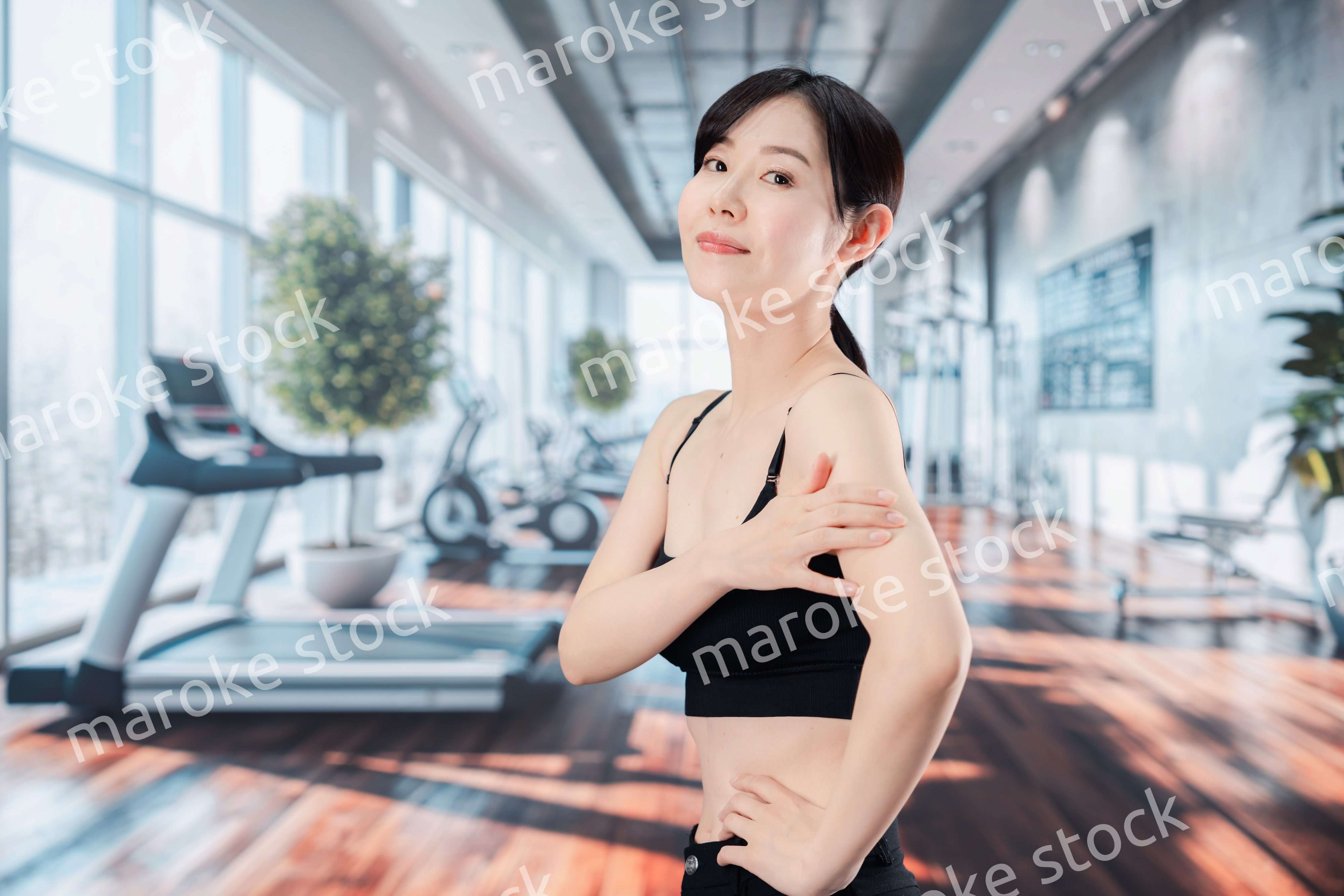 スポーツジムでトレーニングをする女性