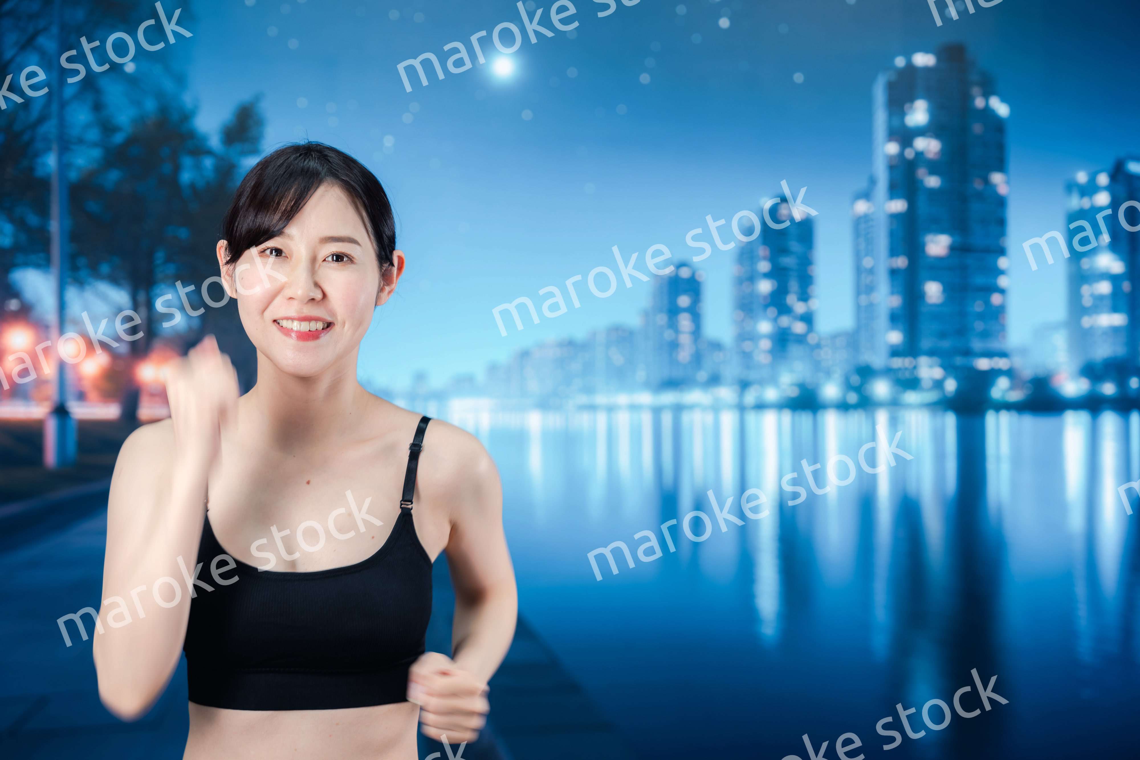 夜の街をランニングする女性