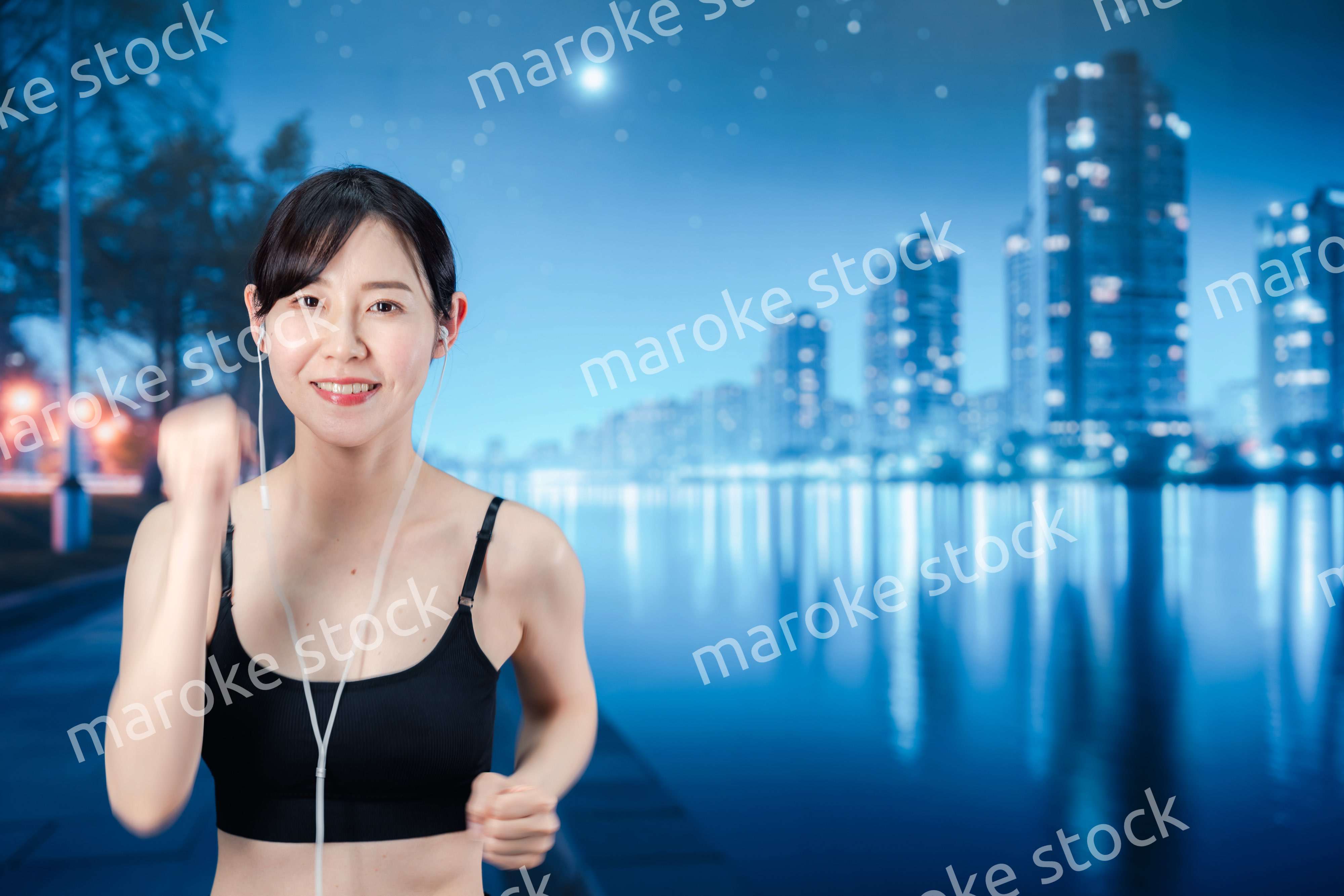 夜の街をランニングする女性