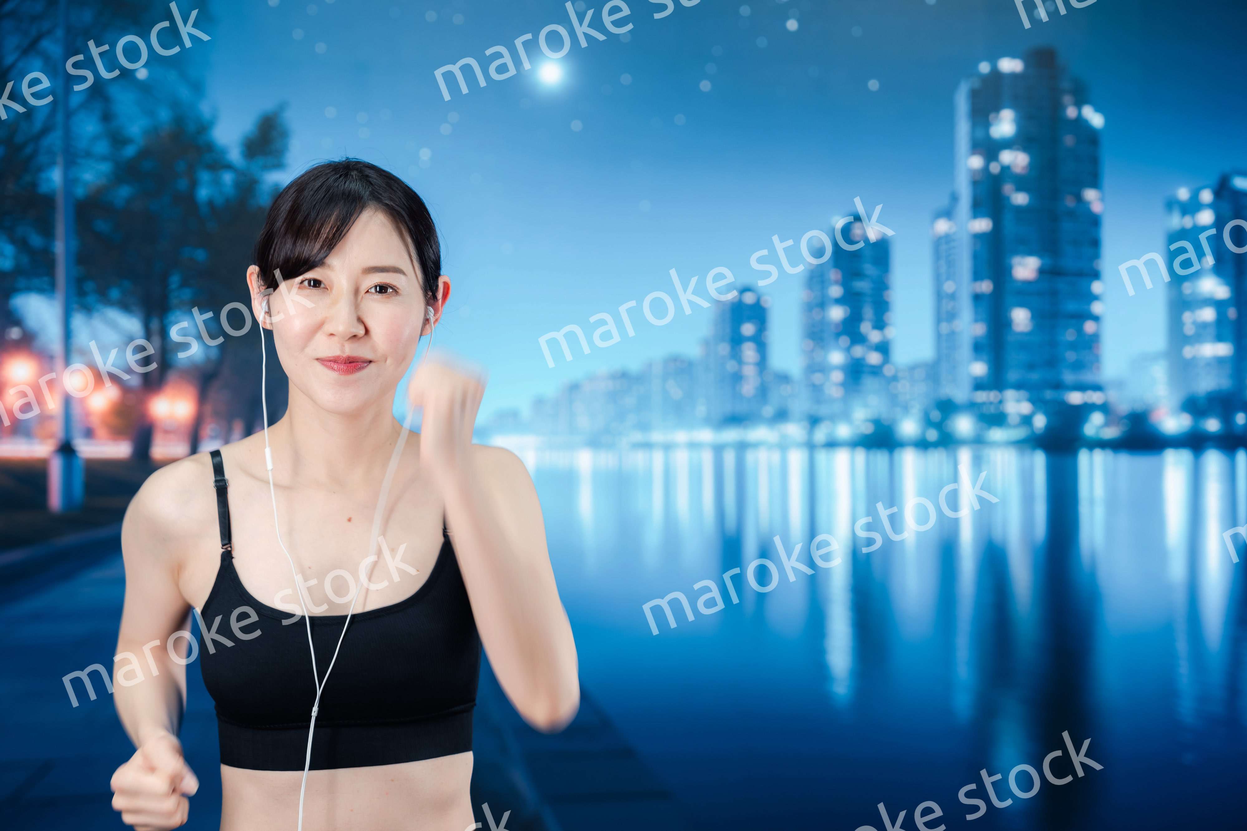 夜の街をランニングする女性