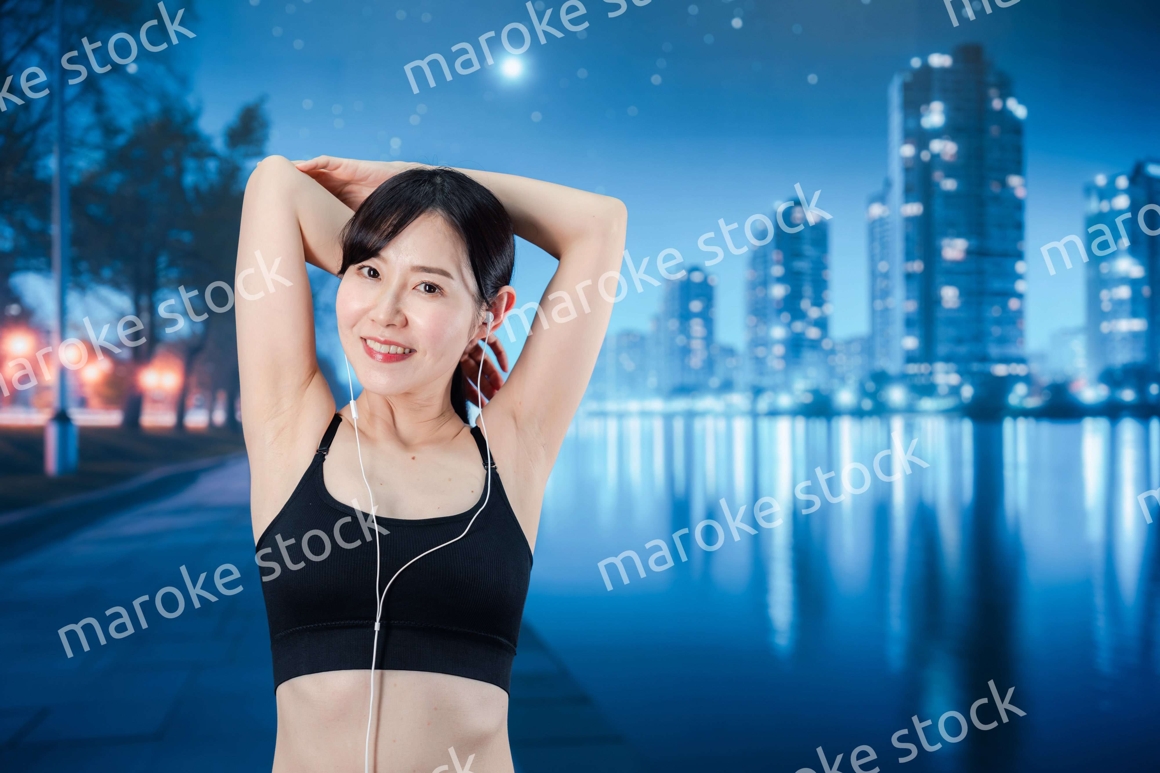 音楽を聴きながら夜に運動をする女性