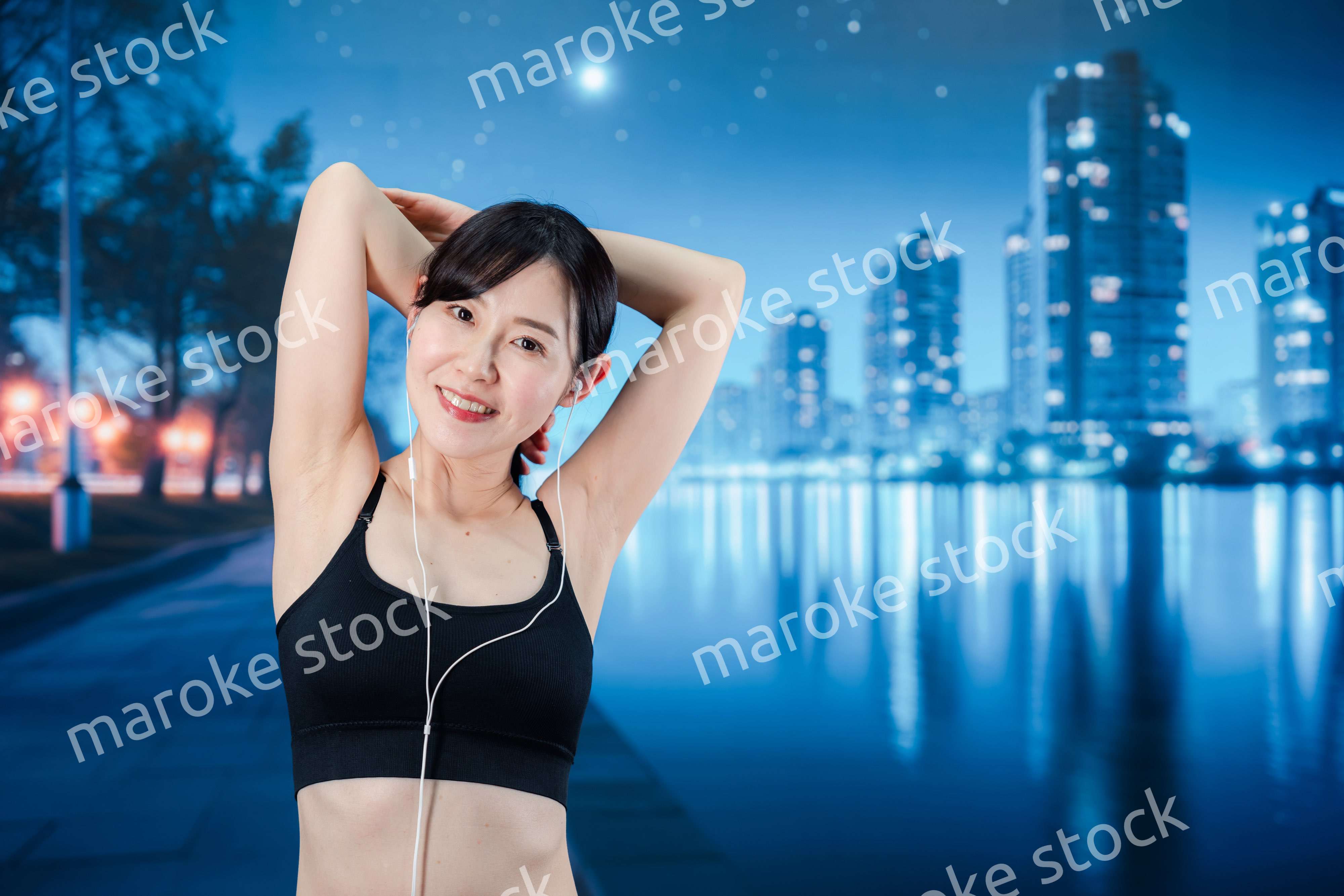 音楽を聴きながら夜に運動をする女性