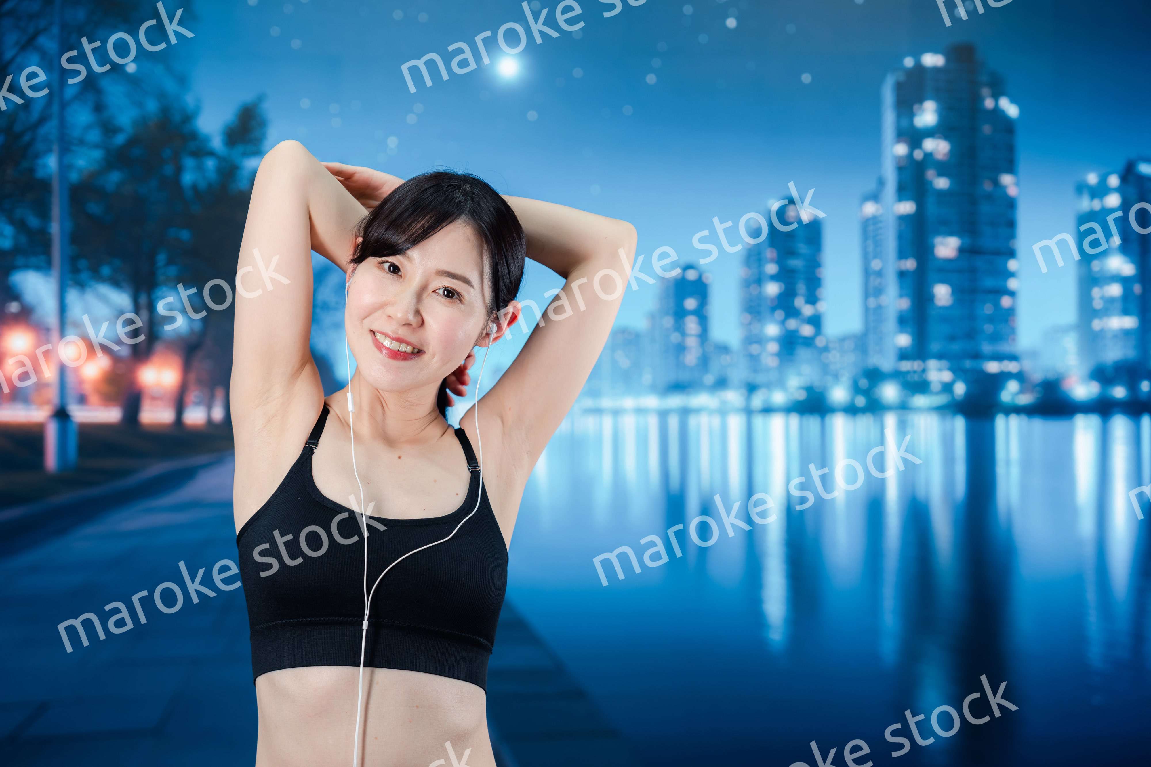 音楽を聴きながら夜に運動をする女性