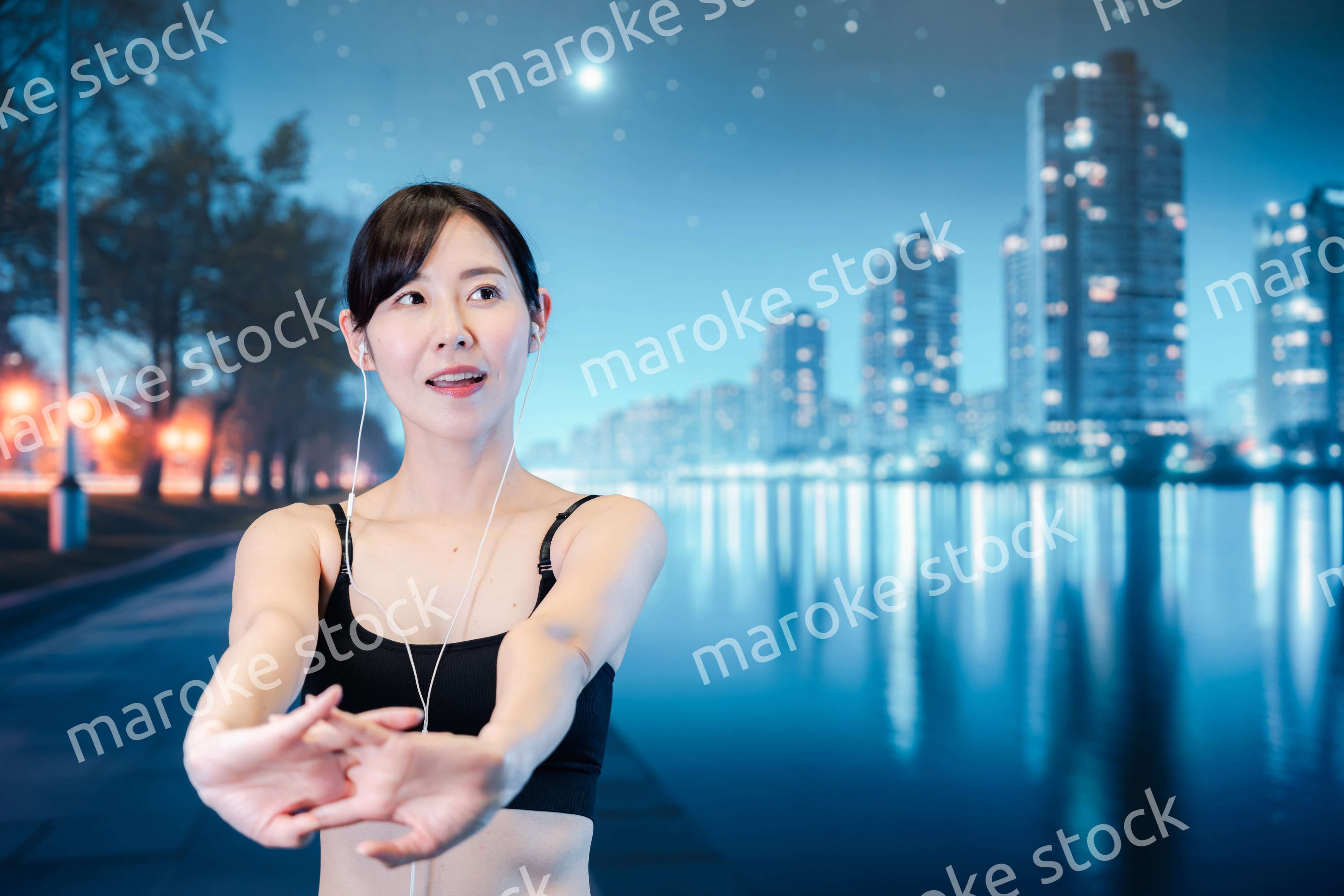 音楽を聴きながら夜に運動をする女性