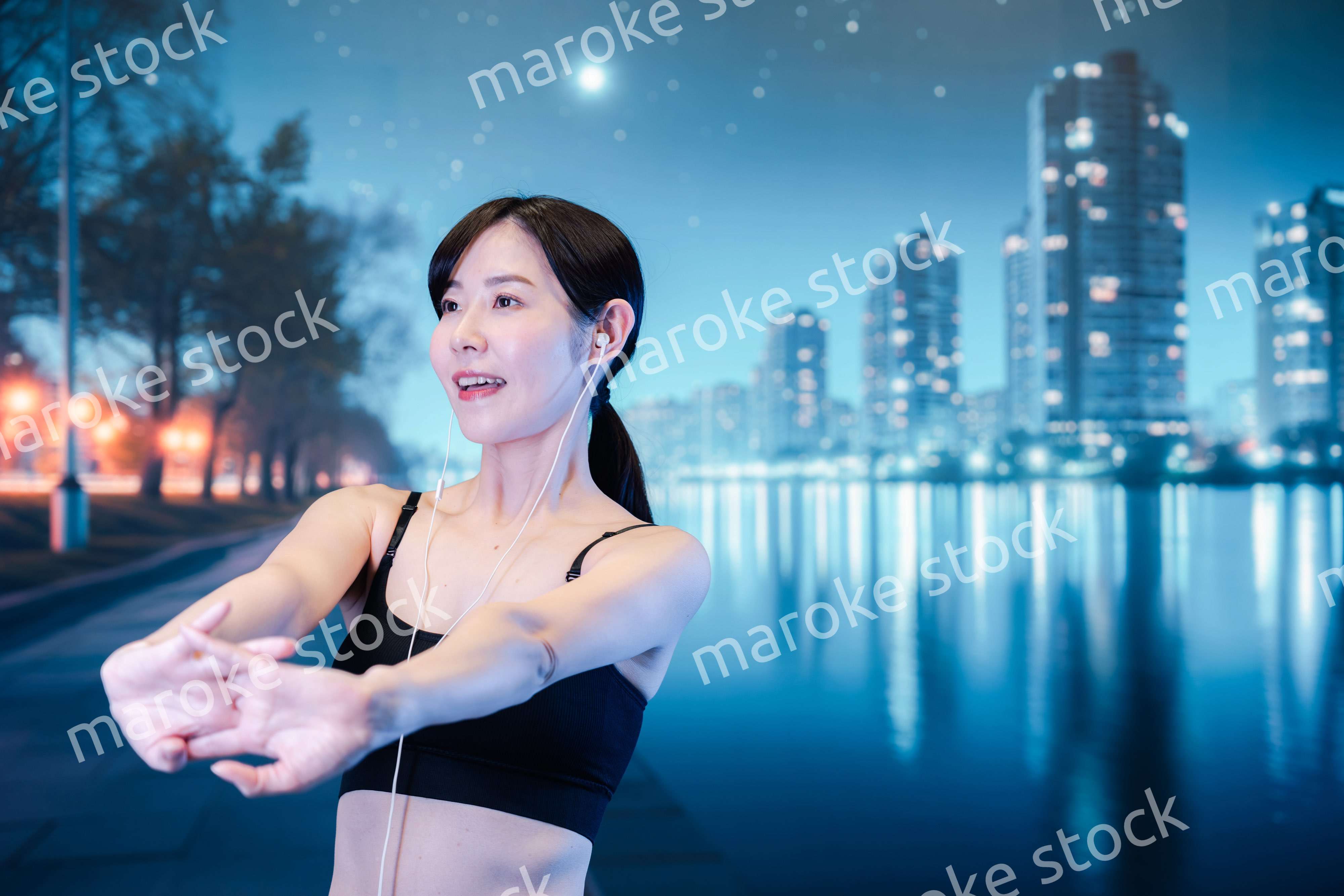 音楽を聴きながら夜に運動をする女性