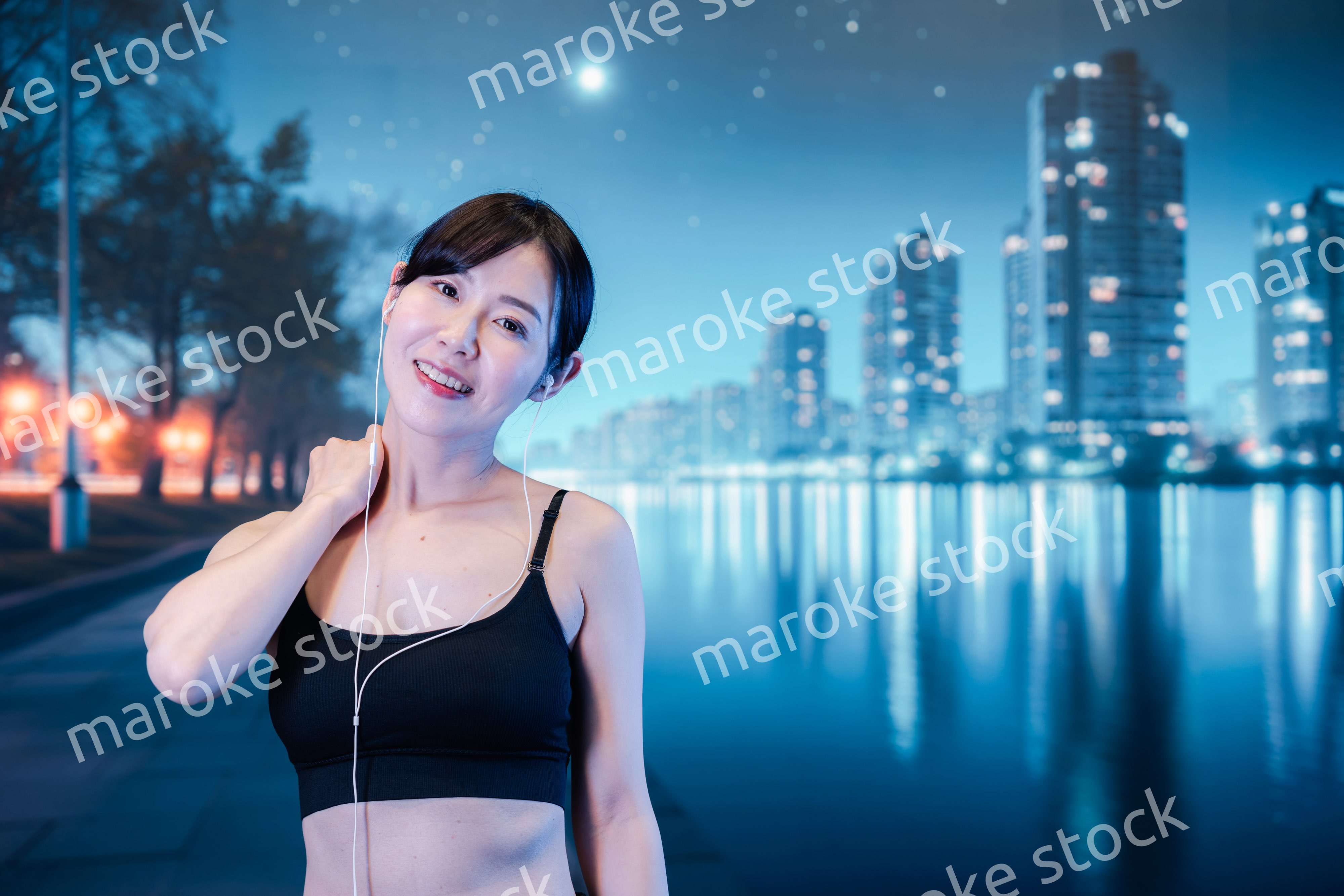 音楽を聴きながら夜に運動をする女性