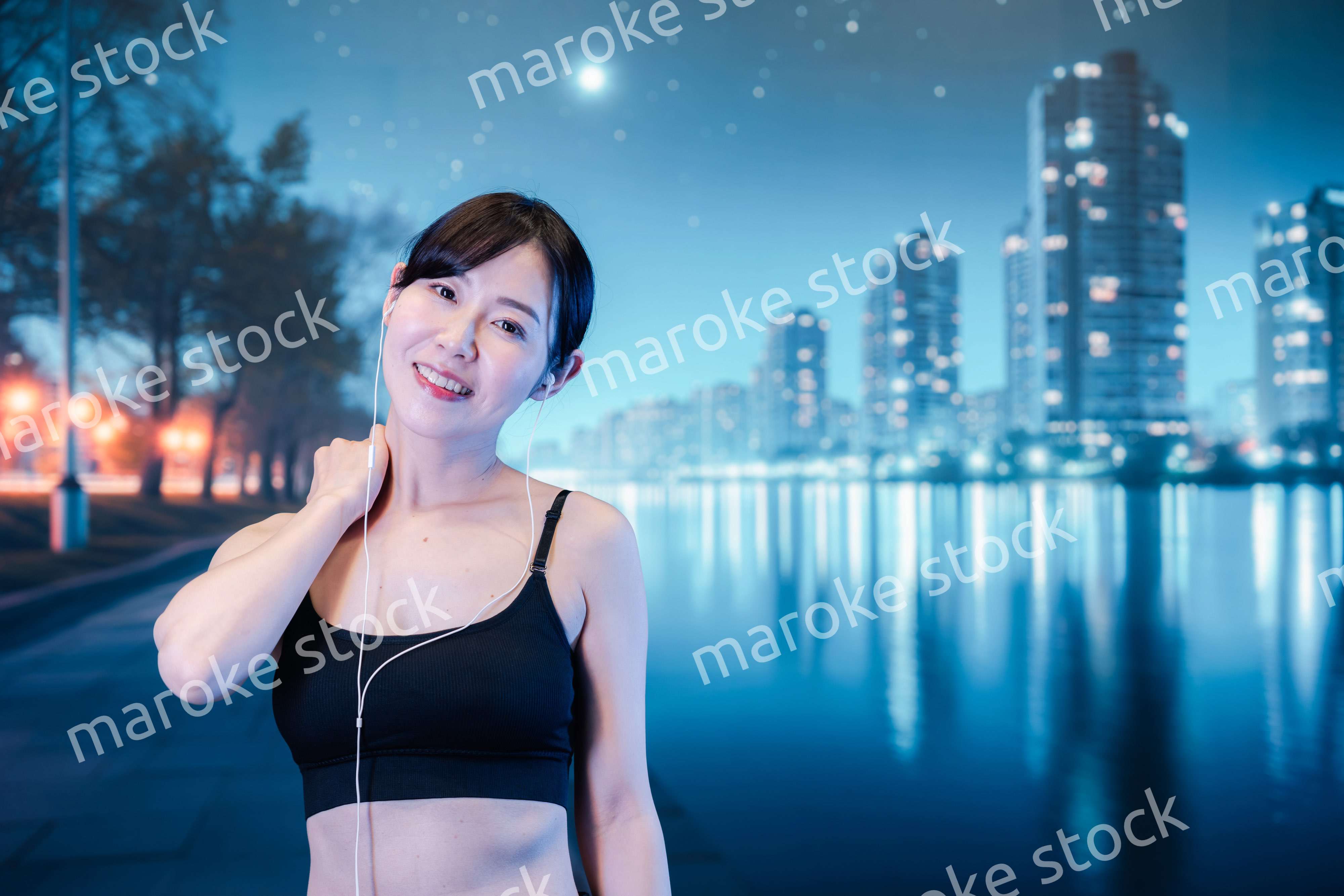 音楽を聴きながら夜に運動をする女性