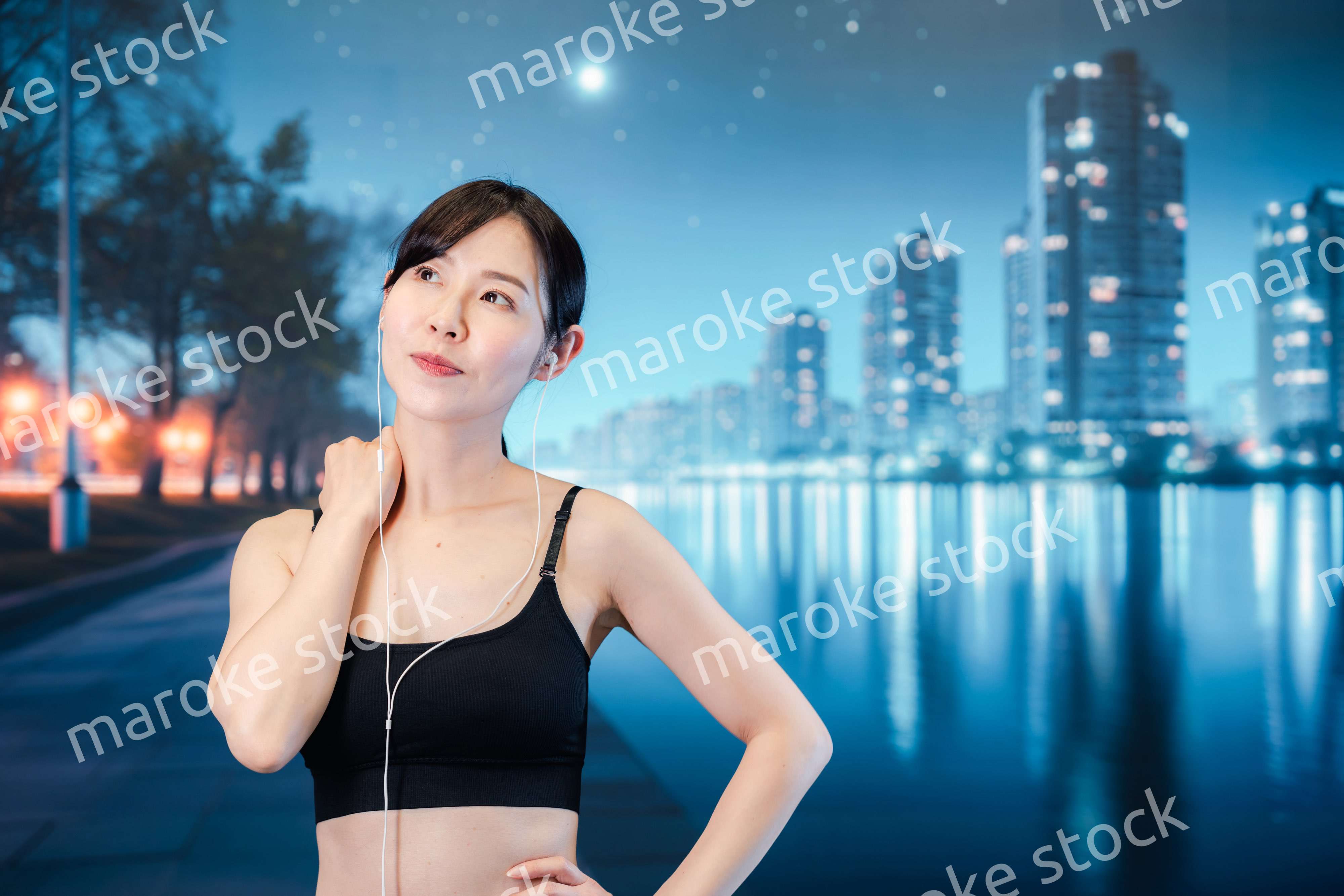 音楽を聴きながら夜に運動をする女性